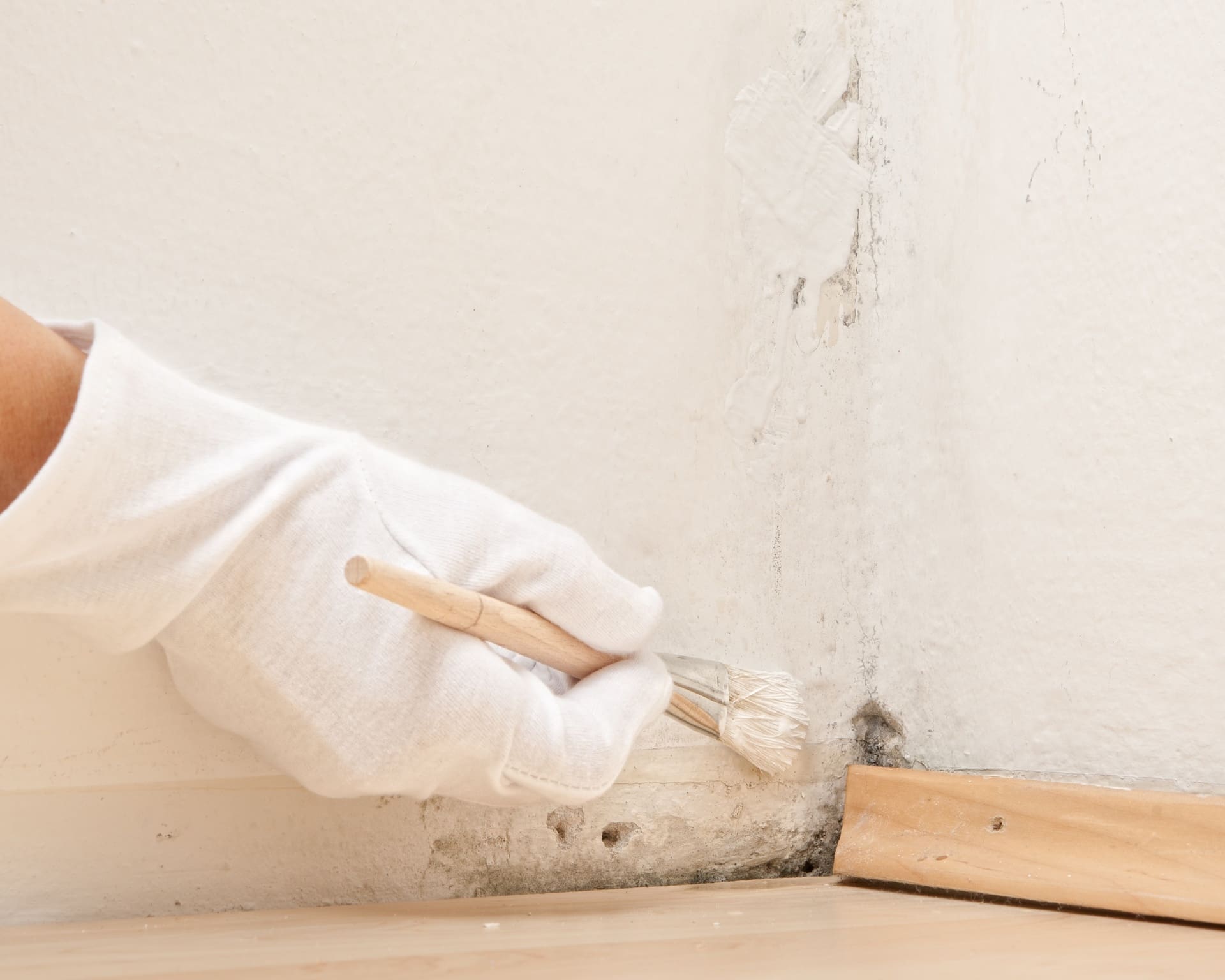 Dunkle Flecken an der Wand entfernen: Einfach drüberpinseln bringt es in der Regel nicht... (© Zlatan Durakovic / stock.adobe.com) Dunkle Flecken an der Wand entfernen: Einfach drüberpinseln bringt es in der Regel nicht... (© Zlatan Durakovic / stock.adobe.com)