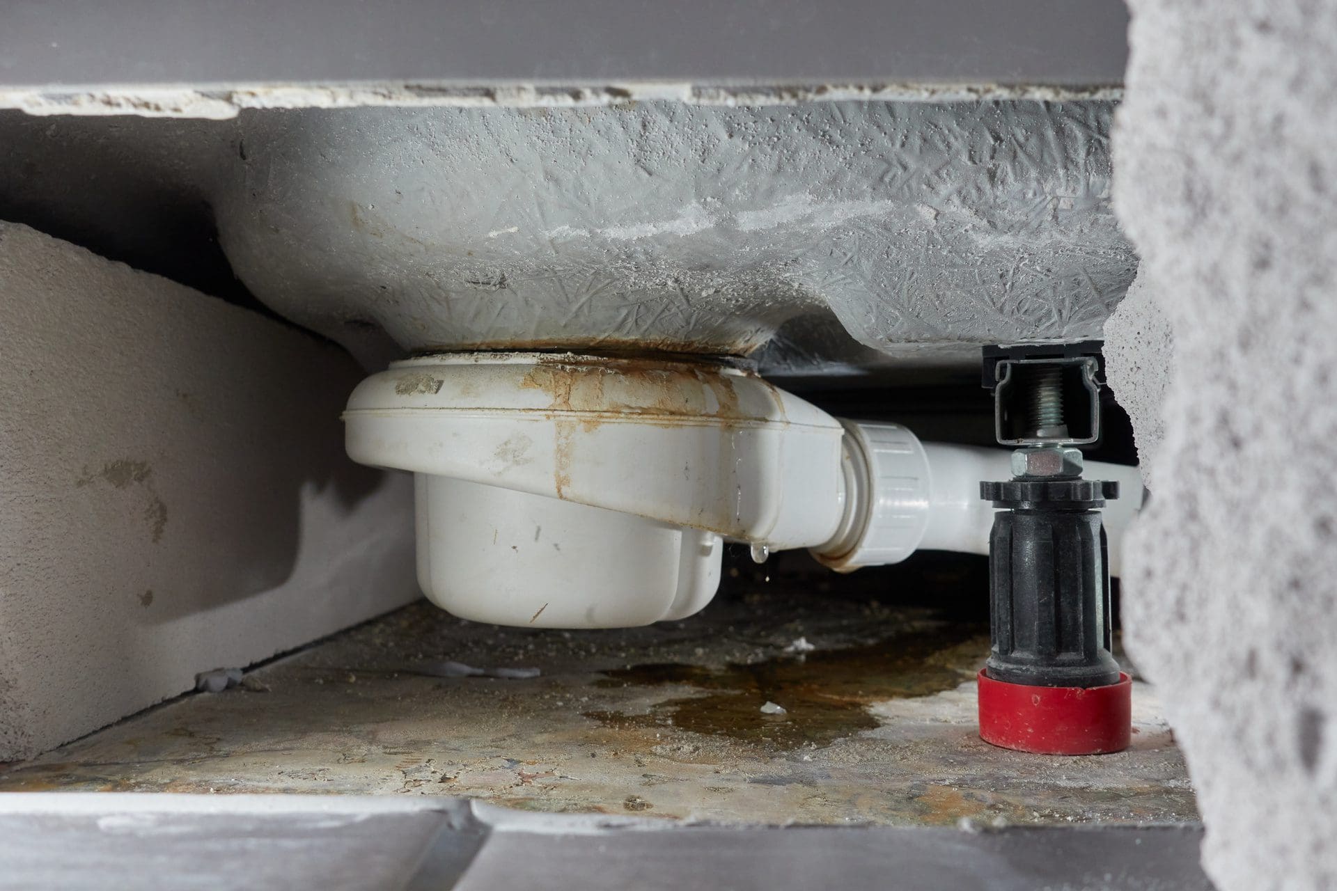Abfluss tropft | Dusche Siphon undicht - wer zahlt? (© Jan / stock.adobe.com) Abfluss tropft | Dusche Siphon undicht - wer zahlt? (© Jan / stock.adobe.com)