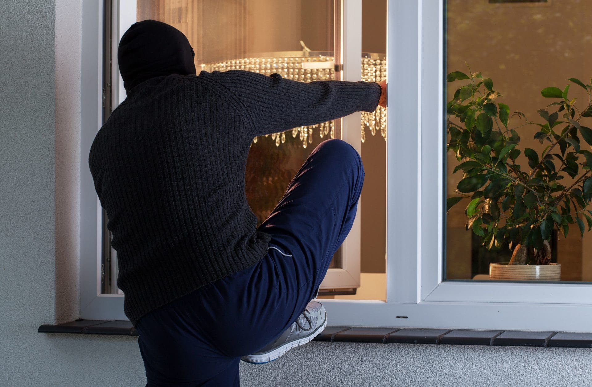 Einbruch durch offenes Fenster im Erdgeschoss - So leicht sollte man es Einbrechern nicht machen (© Photographee.eu / stock.adobe.com)