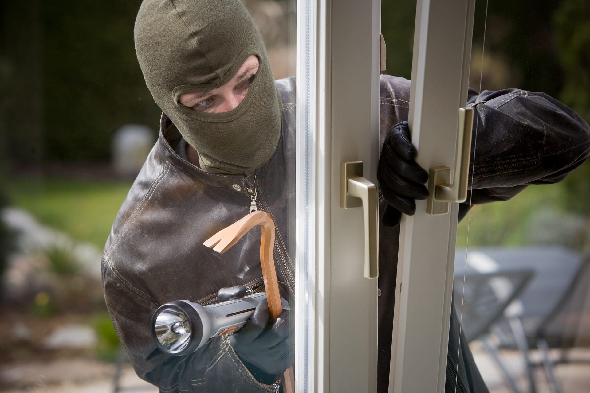 Einbruch melden bei Polizei und dann Versicherung - oftmals akzeptiert die Hausratversicherung die Schadensmeldung erst, wenn auch ein polizeiliche Anzeige vorliegt (© Gina Sanders / Fotolia)