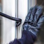 Einbruchschaden sanieren: Reparatur von Fenster und Tür nach Einbruch (© Rainer Fuhrmann / stock.adobe.com)