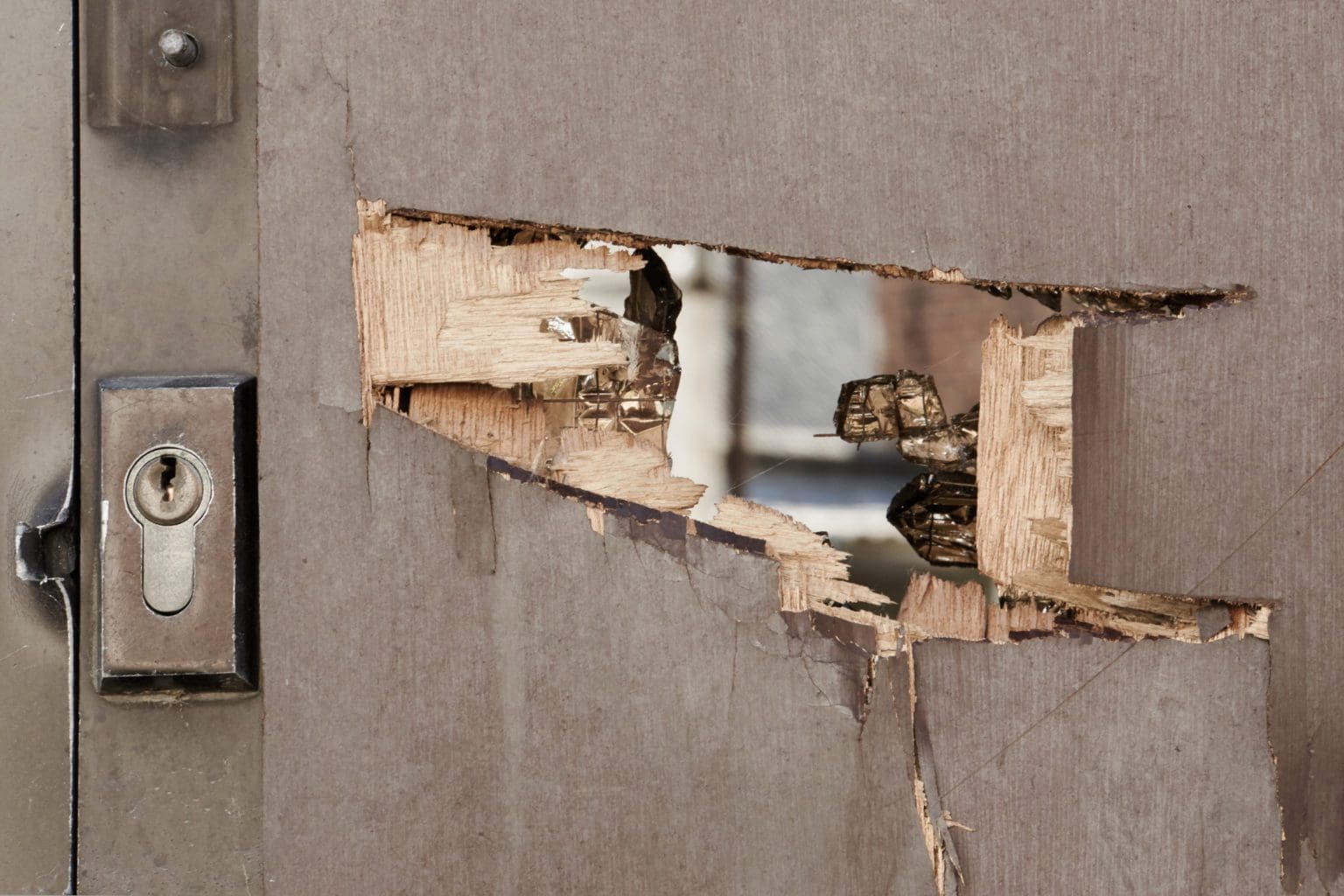 Einbruchschäden reparieren - Wer übernimmt welche Kosten der Einbruchschadenbeseitigung? (© Phil12 / stock.adobe.com)