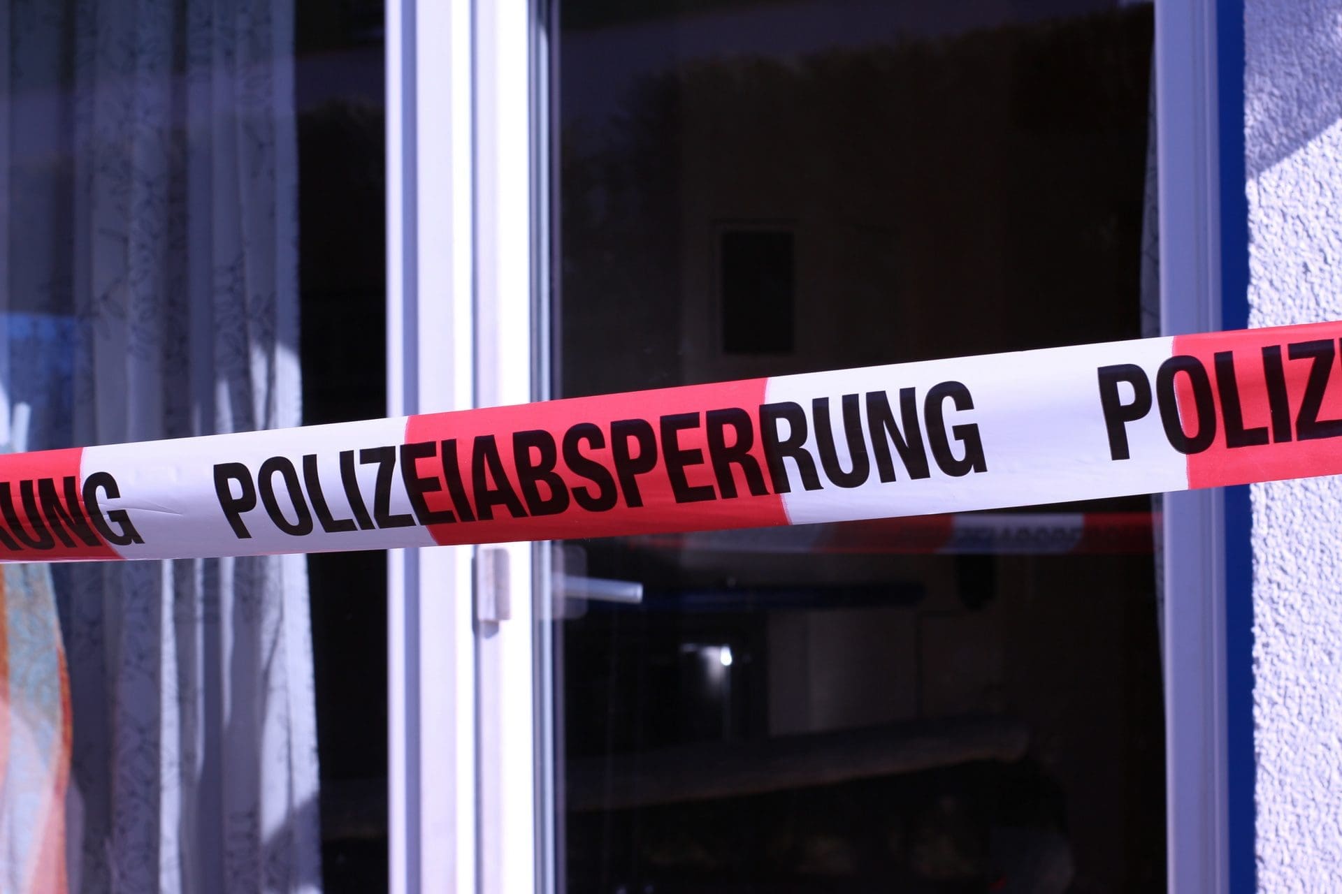 Einbruchspuren an Fenster, Terrassentür oder Haustür | Polizei untersucht nach Einbruchdiebstahl die vorhandenen Einbruchsspuren (© Adrian / stock.adobe.com)