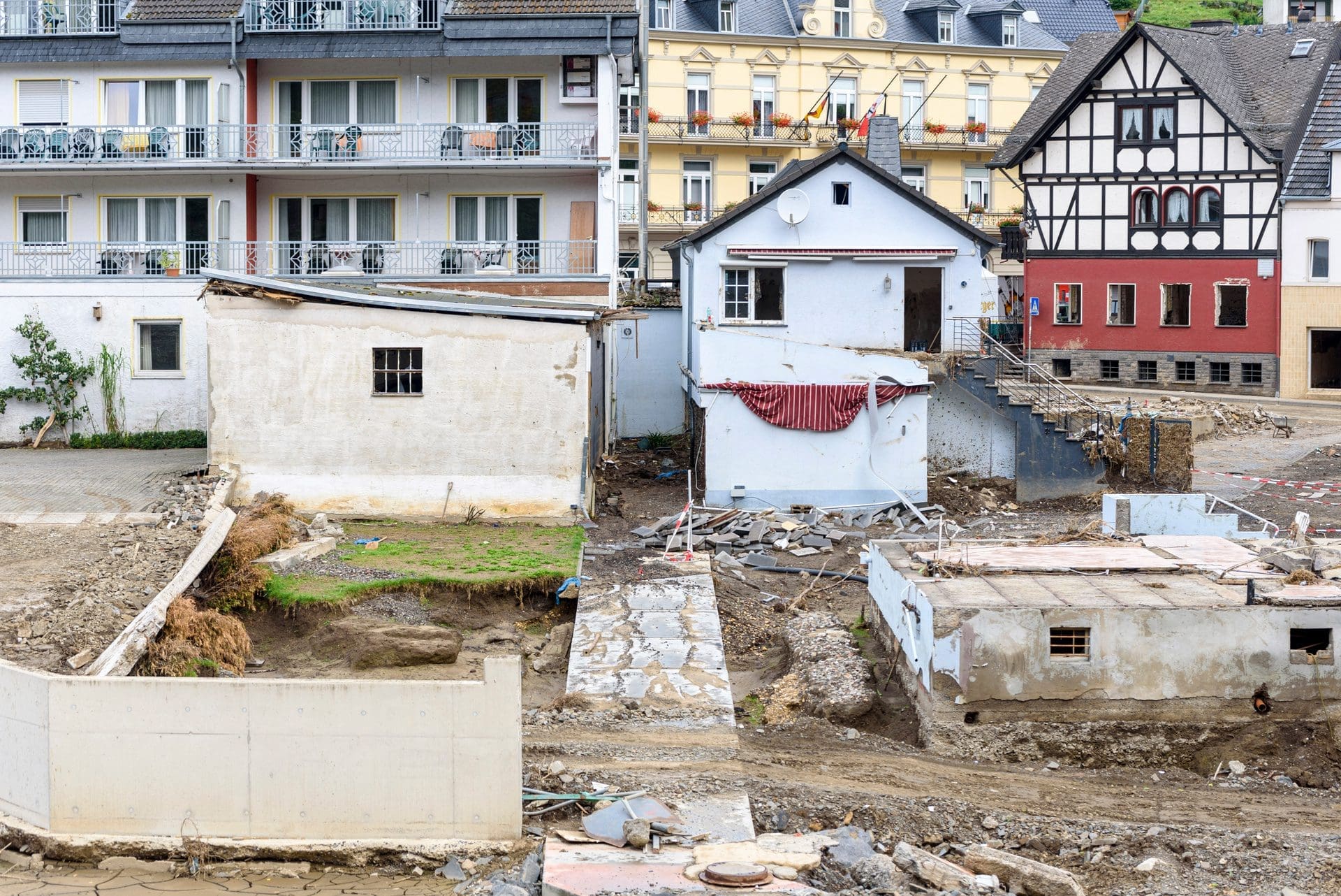 Ohne Elementarversicherung steht man in einem Hochwassergebiet (wie hier der Eifel) ziemlich schlecht da, wenn Flutschäden auftreten (© Dwi / stock.adobe.com)