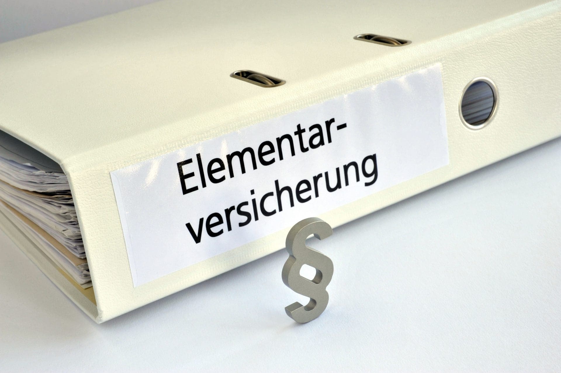 Ob eine Elementarversicherung notwendig oder sinnvoll ist, stellt sich nach einem massiven Wasserschaden durch Starkregen o.ä. nicht mehr... (© nmann77 / stock.adobe.com)