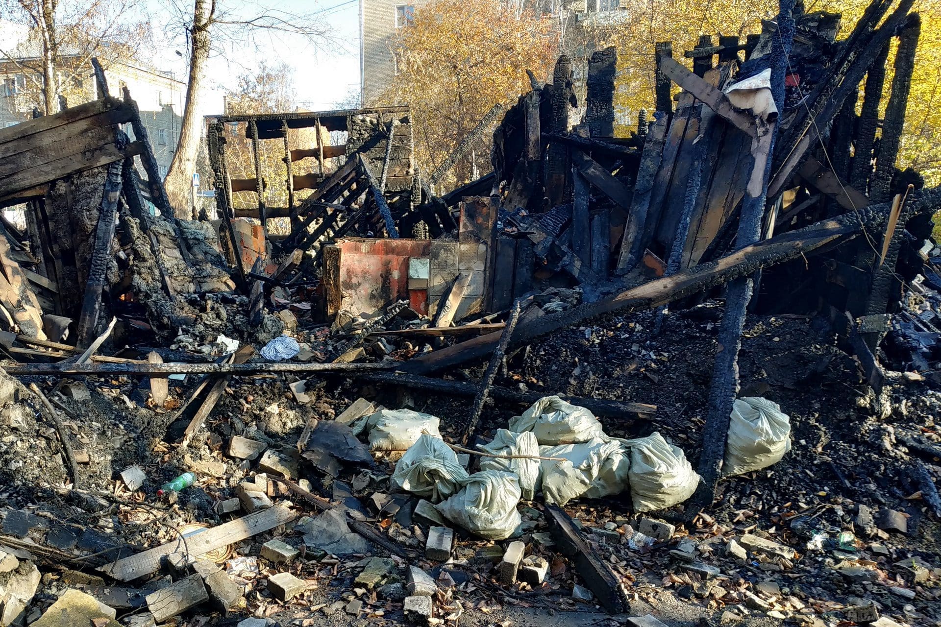 Entschuttung nach einem Brand: Die Brandabfälle müssen fachgerecht entsorgt werden, Brandrückstände beseitigt und noch verwendbare Materialien gereinigt werden. All das übernehmen spezialisierte Firmen für Brandschadensanierungen aus dem Netzwerk der Deutschen Schadenshilfe. (© Alexey / stock.adobe.com)