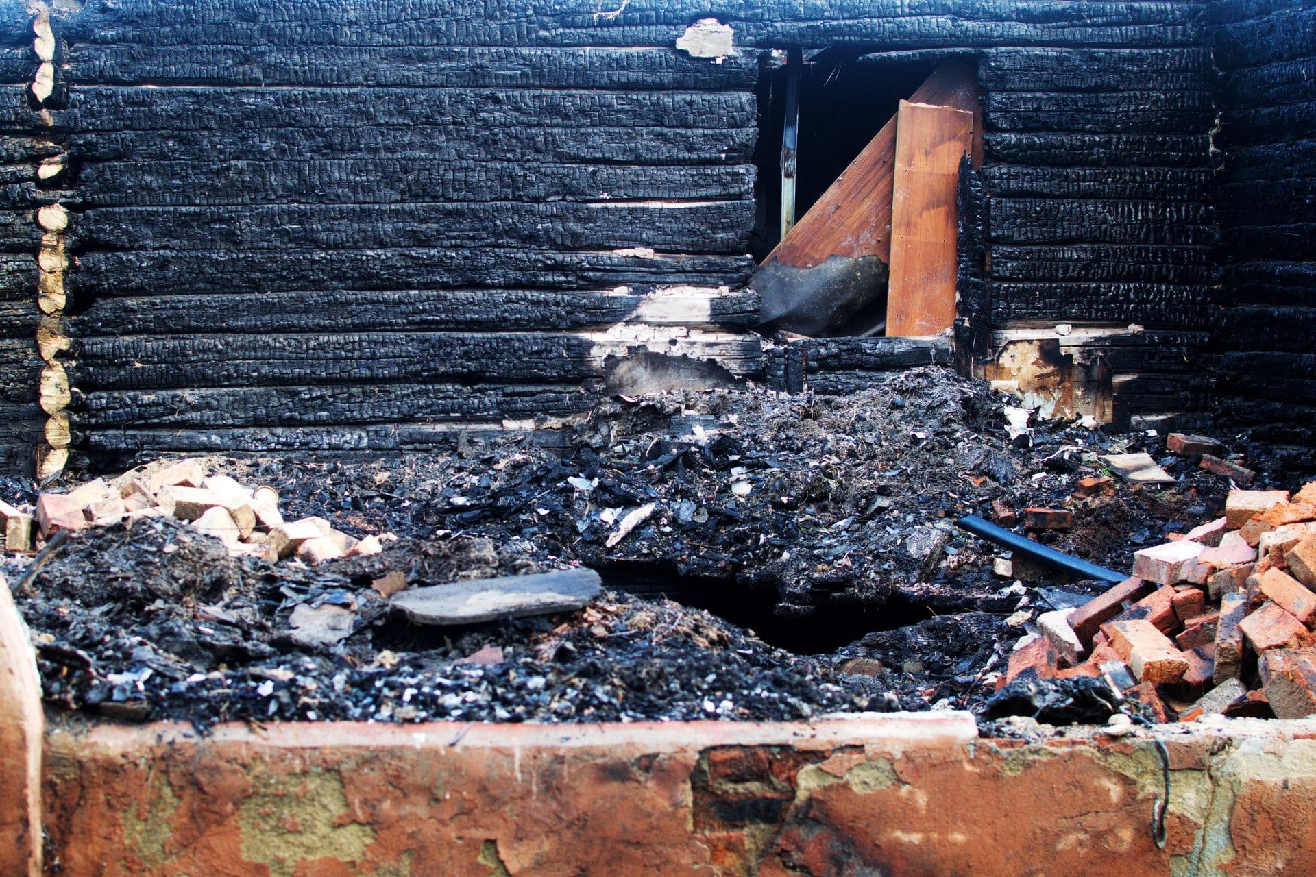 Entschuttung und Entsorgung von Brandschutt nach einem Feuer (© Victoria / stock.adobe.com)