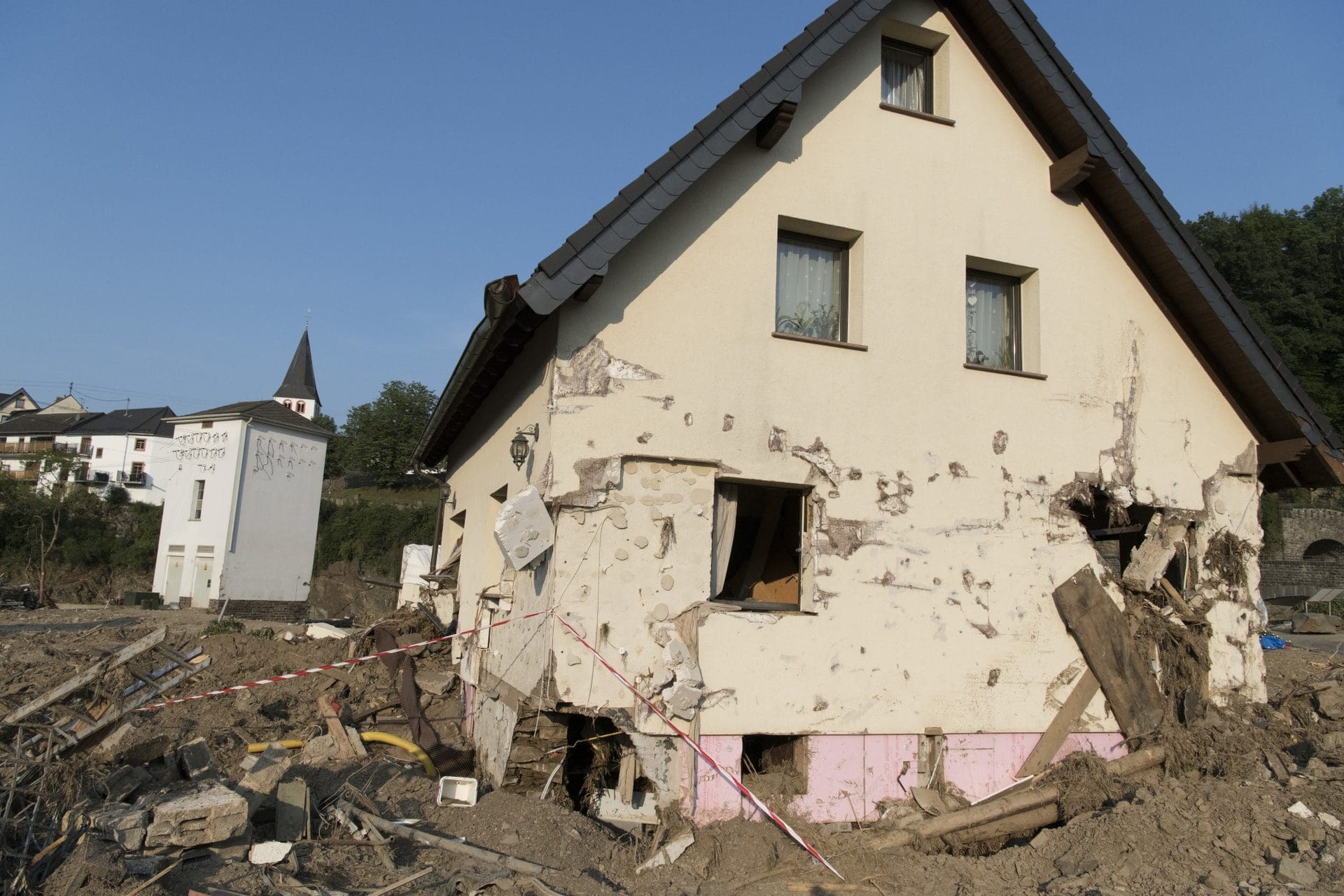 Experten für die Elementarschadensanierung können einschätzen, ob und was zu retten ist, oder ob nur ein vollständiger Abriss des Gebäudes mit anschließendem Neuaufbau möglich ist (© GordonGrand / stock.adobe.com)