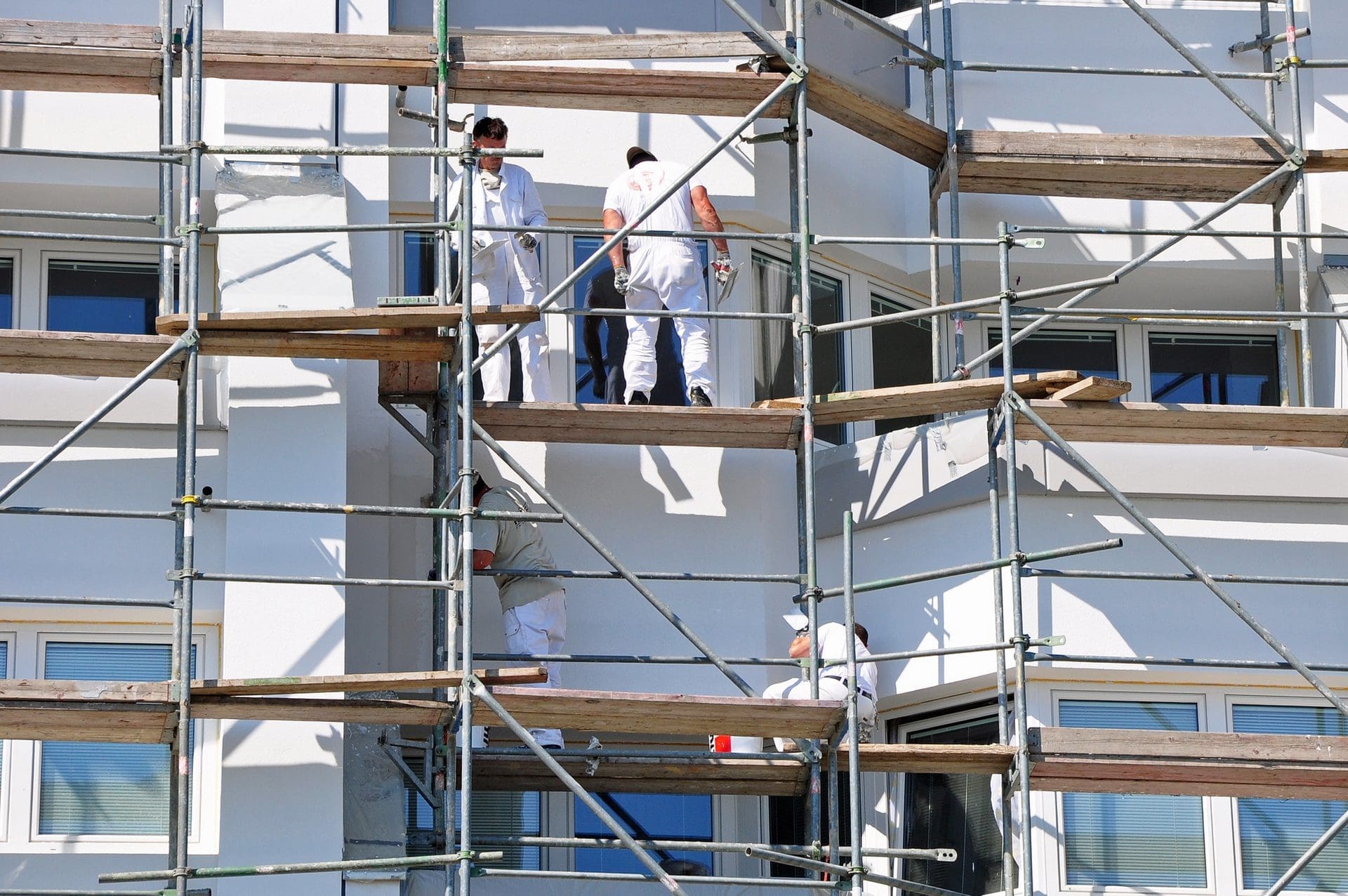 Fassade sanieren | Die Kosten für Fassadensanierung Firmen schlagen für den Gebäudebesitzer ordentlich zu Buche. Nach einem versicherten Schaden (z.B. Brandschaden) wird jedoch viel von der Gebäudeversicherung getragen. (© photo 5000 - stock.adobe.com)