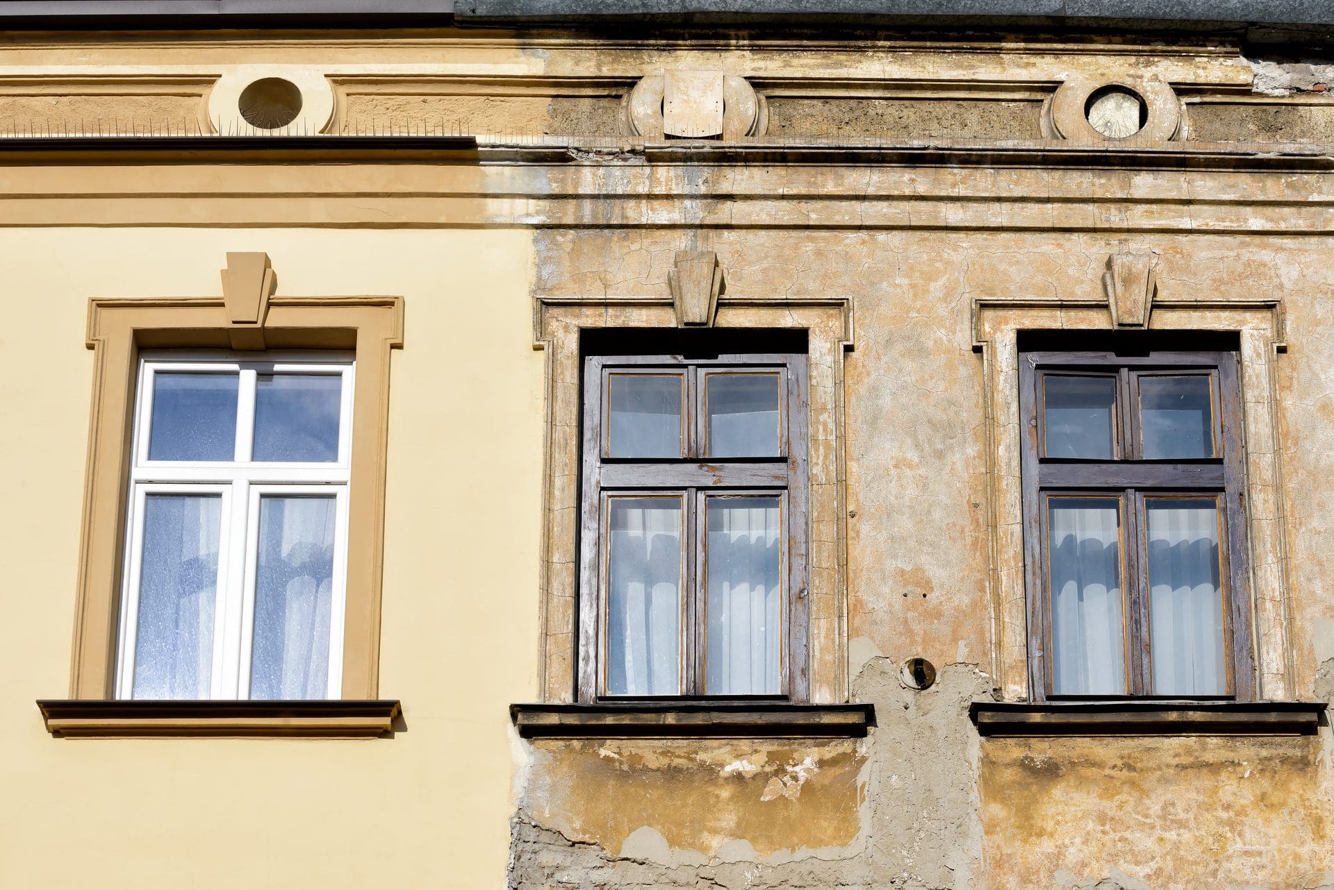 Fassadenrenovierung / Fassadensanierung | Vorher und nachher im Vergleich (© cameris / stock.adobe.com)