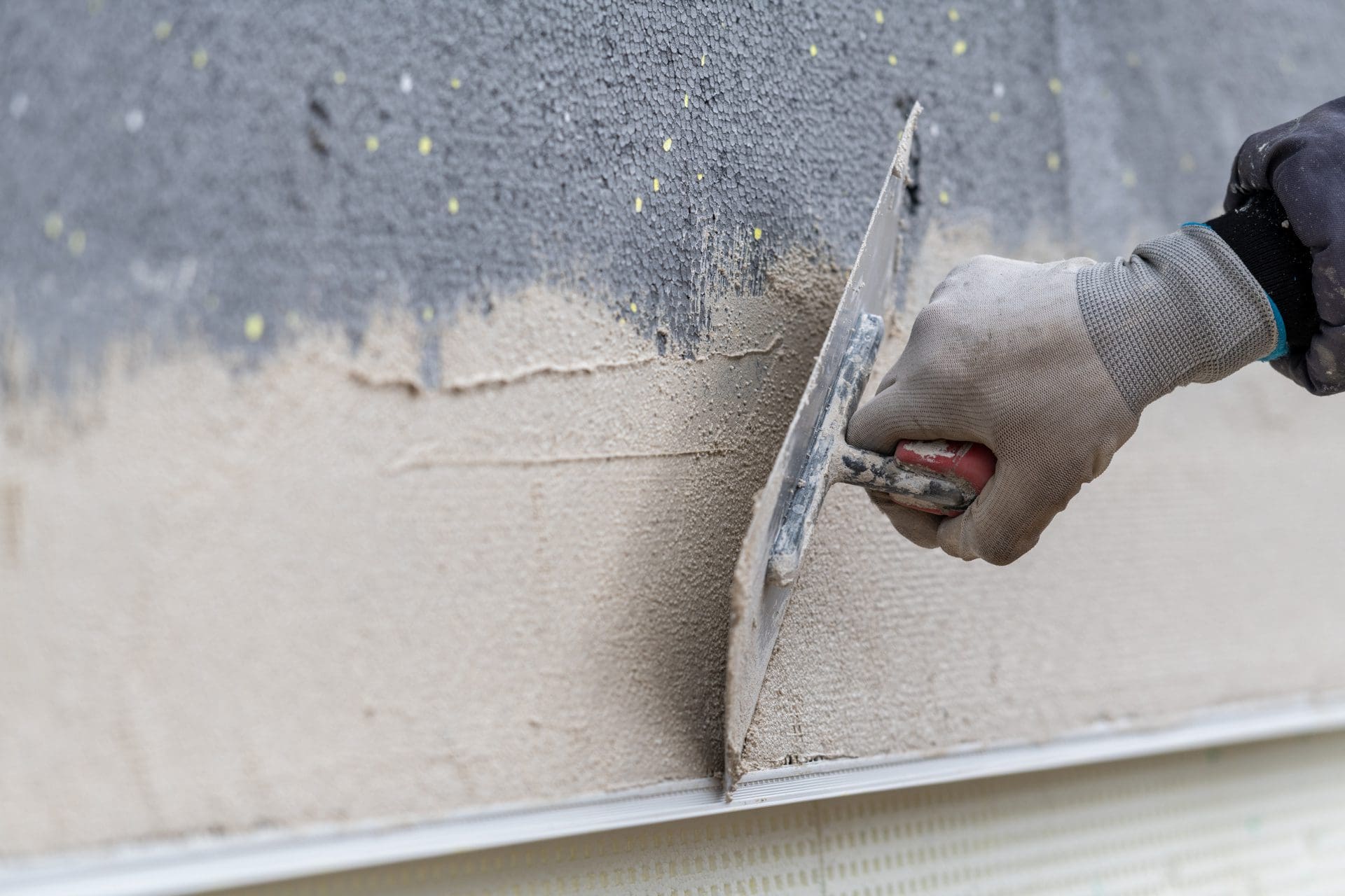 Fassadensanierungen | Die Kosten für entsprechende Firmen und Handwerker hängen stark vom Umfang der Sanierungsmaßnahmen ab. Wird neu gedämmt, oder nur neu verputzt? (© mhp / stock.adobe.com)