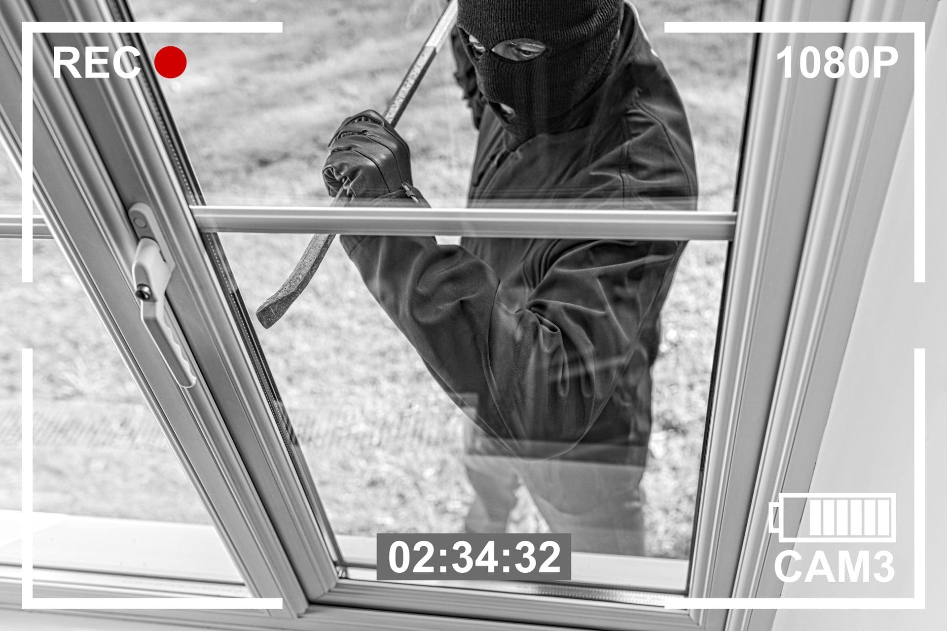 Einbrecher hebelt Fenster mit Brecheisen auf - die Reparatur solcher Einbruchschäden kostet meist mehrere Hundert Euro. Gut, wenn man richtig und ausreichend versichert ist. (© Brian Jackson - stock.adobe.com)