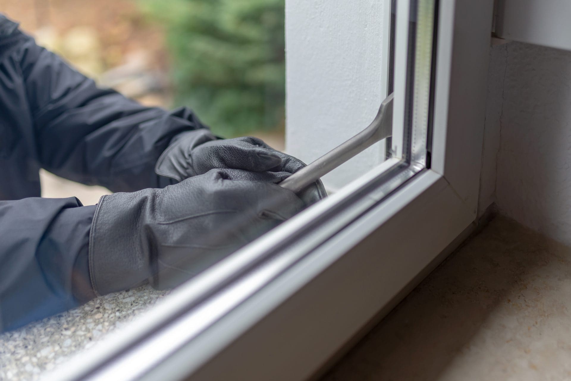 Fenster reparieren nach Einbruch: Oftmals beschädigen Einbrecher mit Gewalt und Werkzeug das Fenster oder die Terrassentür so stark, dass eine Reparatur gar nicht möglich ist und ein Austausch nötig ist. (© js-photo / stock.adobe.com)