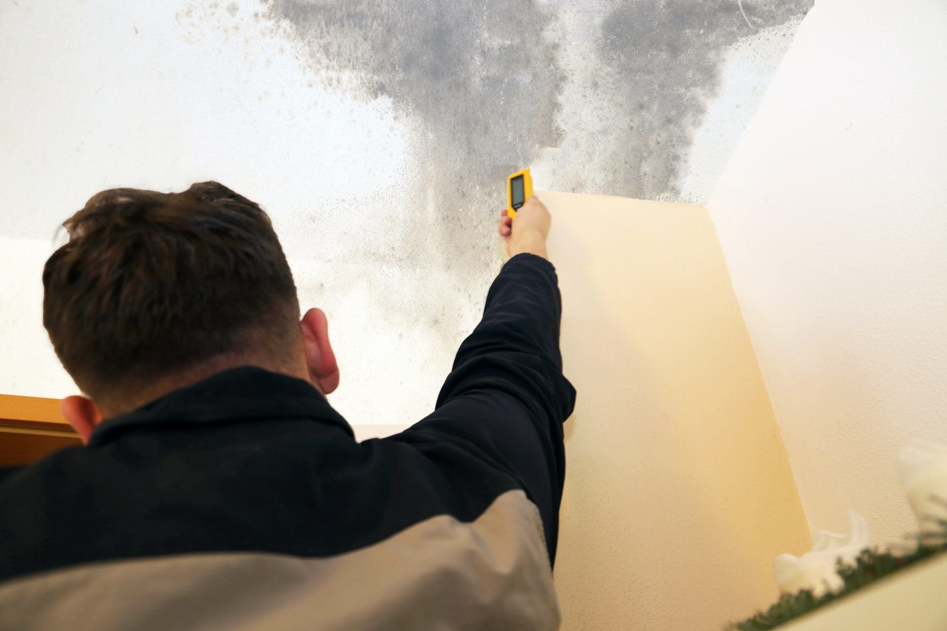 Experte einer Feuchtigkeitsmessung Firma nimmt Feuchtemessung an Wand, Decke, Boden / Estrich nach einem Wasserschaden in der Wohnung vor (© U. J. Alexander / stock.adobe.com)