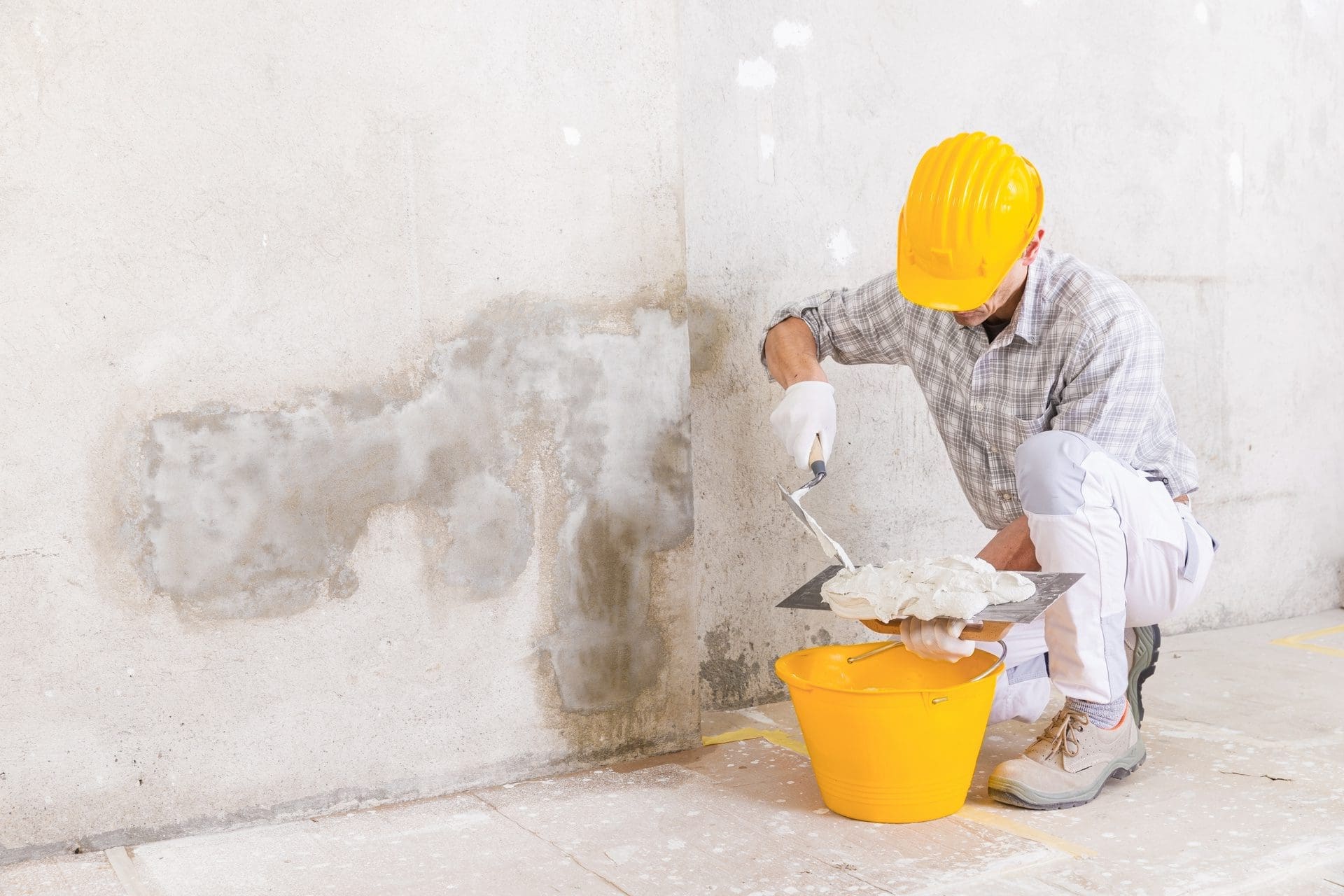 Feuchtigkeitssanierung | Sanierung von Feuchteschäden / Nässeschäden / Wasserschäden (© guerrieroale / stock.adobe.com)