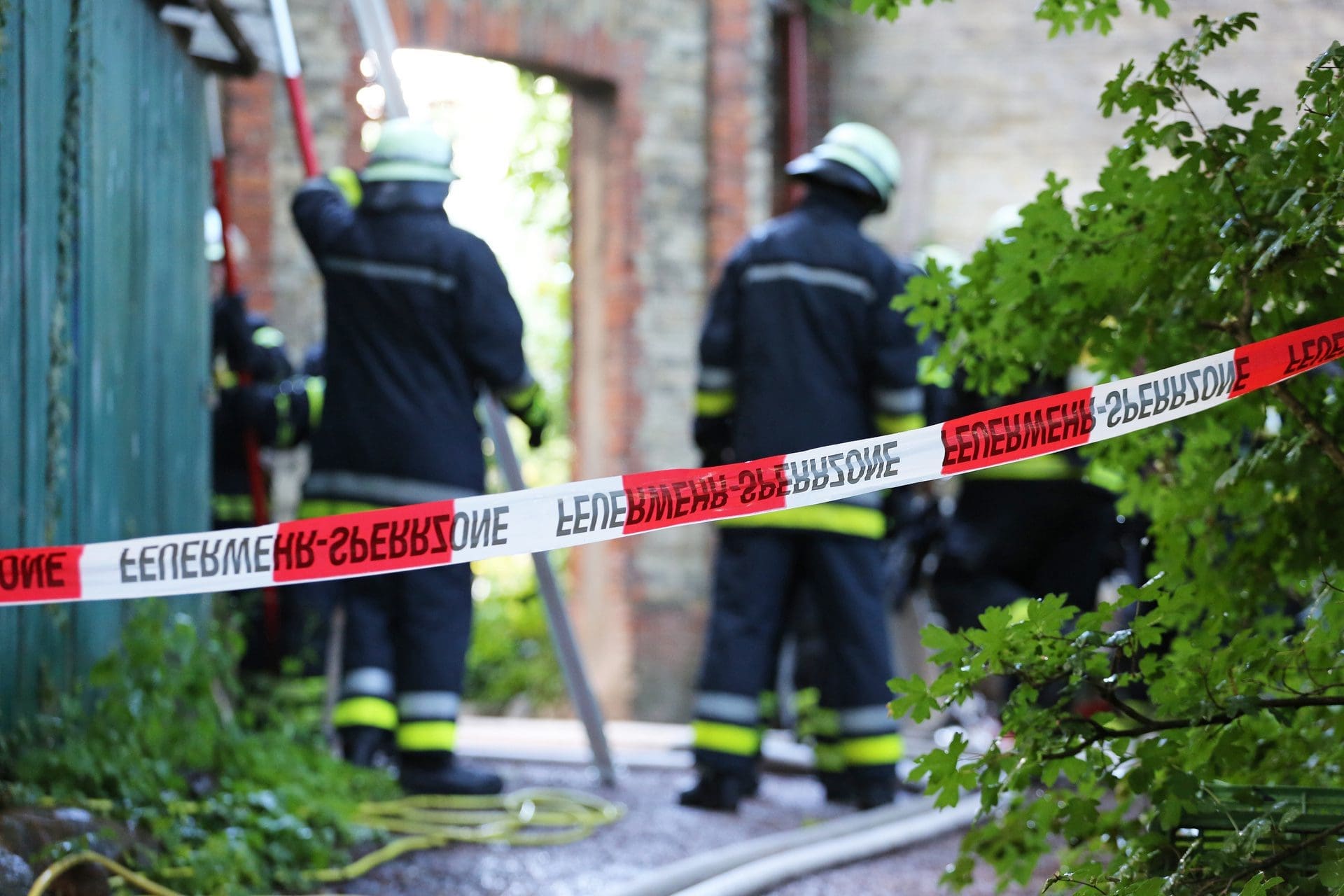 Sobald nach einem Feuer die Feuerwehr ihren Einsatz abgeschlossen hat, stellt sich die Frage nach Aufräum- und Sanierungsarbeiten. Neben Experten für die Brandschadenreinigung kommt in der Regel ein Entsorgungsbetrieb für Brandabfälle zum Einsatz. (© Kara / stock.adobe.com)