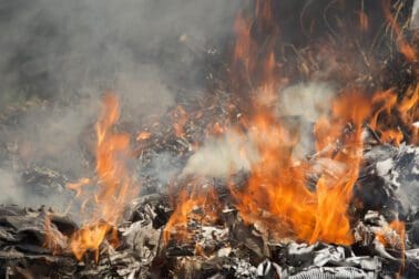 Feuer: Die durch den Rauch entstehende Geruchsbelastung in der Luft und vor allem an Oberflächen lässt sich nicht so schnell entfernen. Die Anwendung verschiedener Hausmittel bringt oft nur geringe Wirkung; oft müssen erfahrene Experten zur Reinigung und Geruchsentfernung ran. (© explorich / stock.adobe.com)