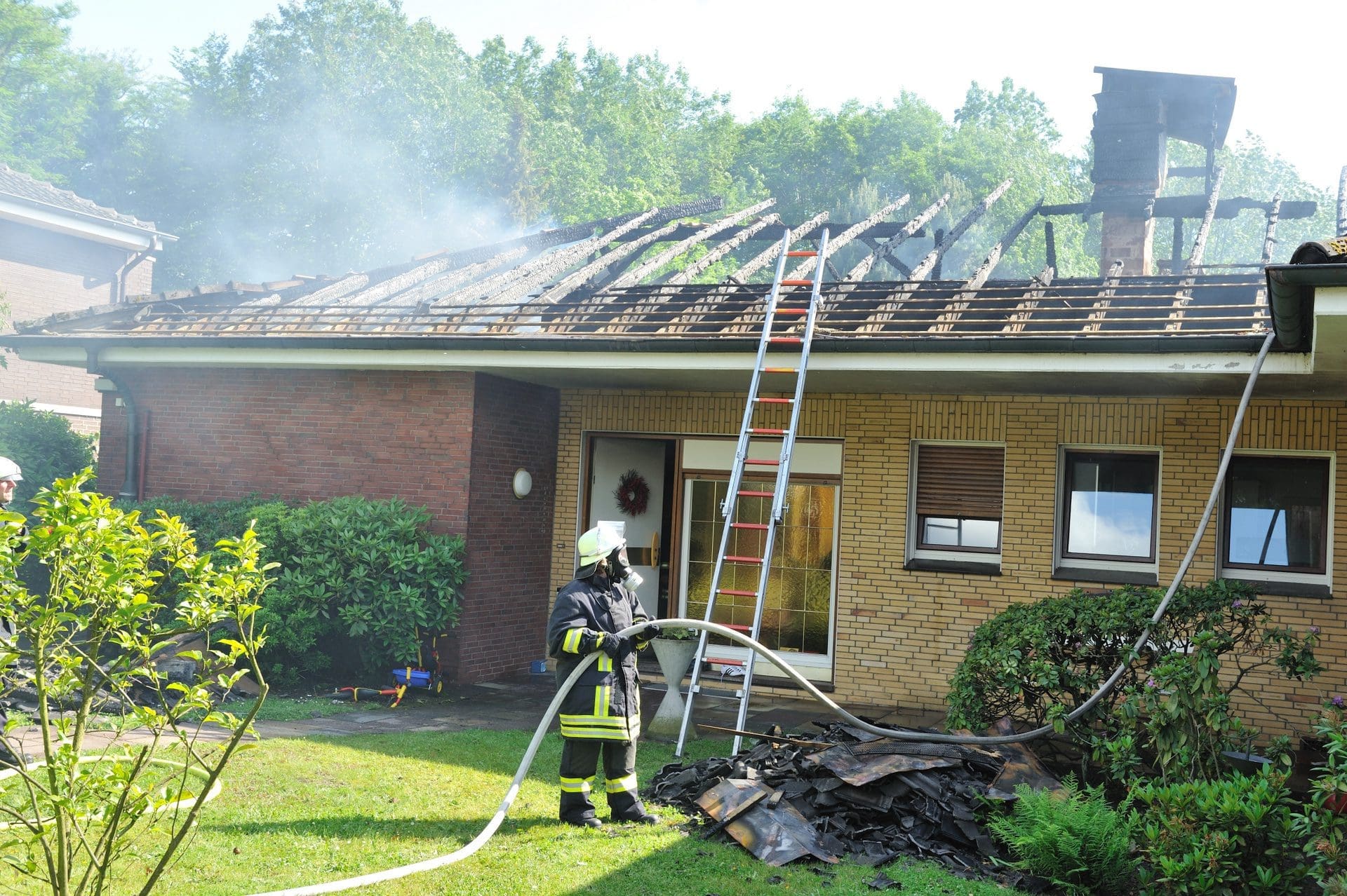 Nach den Löscharbeiten an diesem Einfamilienhaus in Bayern müssen die Experten einer Münchner Firma zur Brandschadenbeseitigung ran (© Roland W. Waniek / stock.adobe.com)