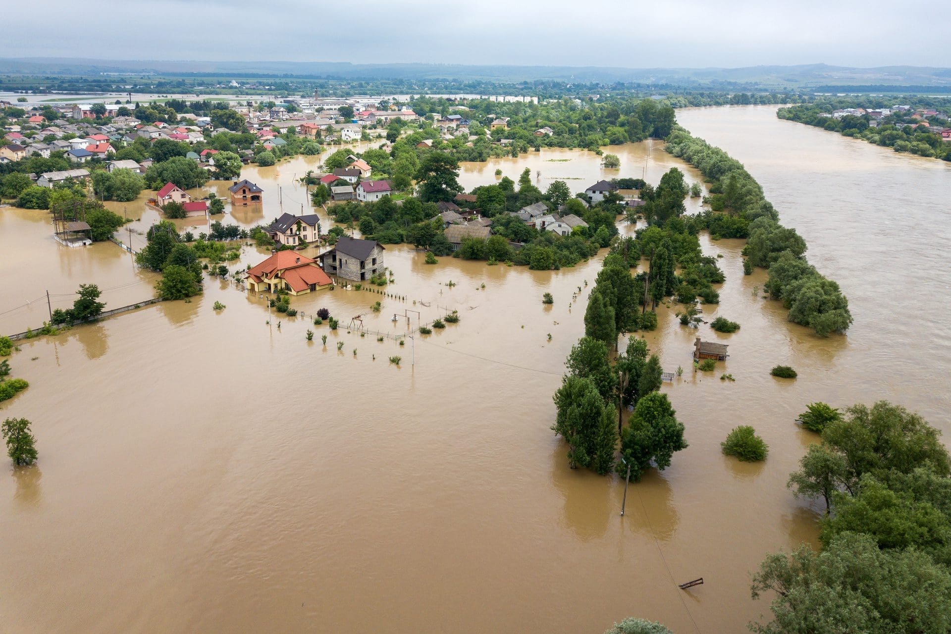 Flut & Hochwasser - Wer zahlt bei Naturkatastrophen, wann und was? (© bilanol / stock.adobe.com)
