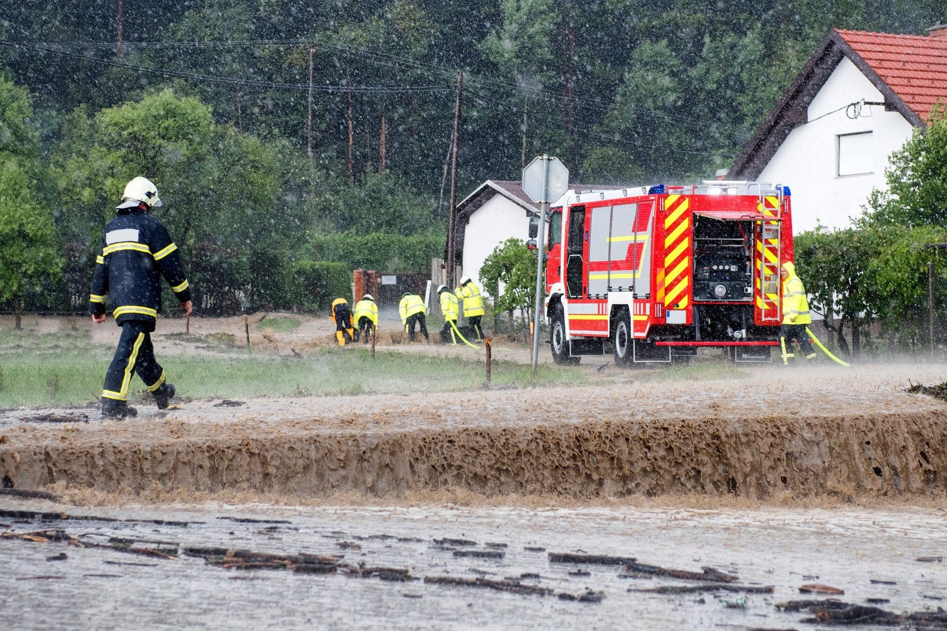 Flutopferhilfe | Opfer von Flut und Hochwasser brauchen technische, organisatorische sowie finanzielle Hilfe (© asafaric / stock.adobe.com)