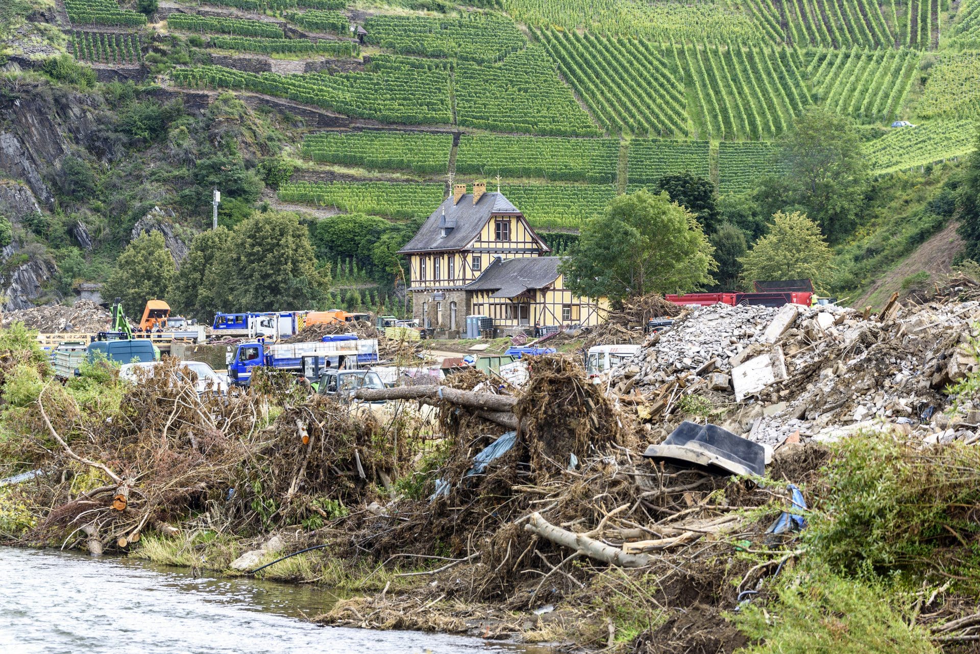Schäden nach der Flutkatastrophe - wer zahlt? (© Dwi / stock.adobe.com)
