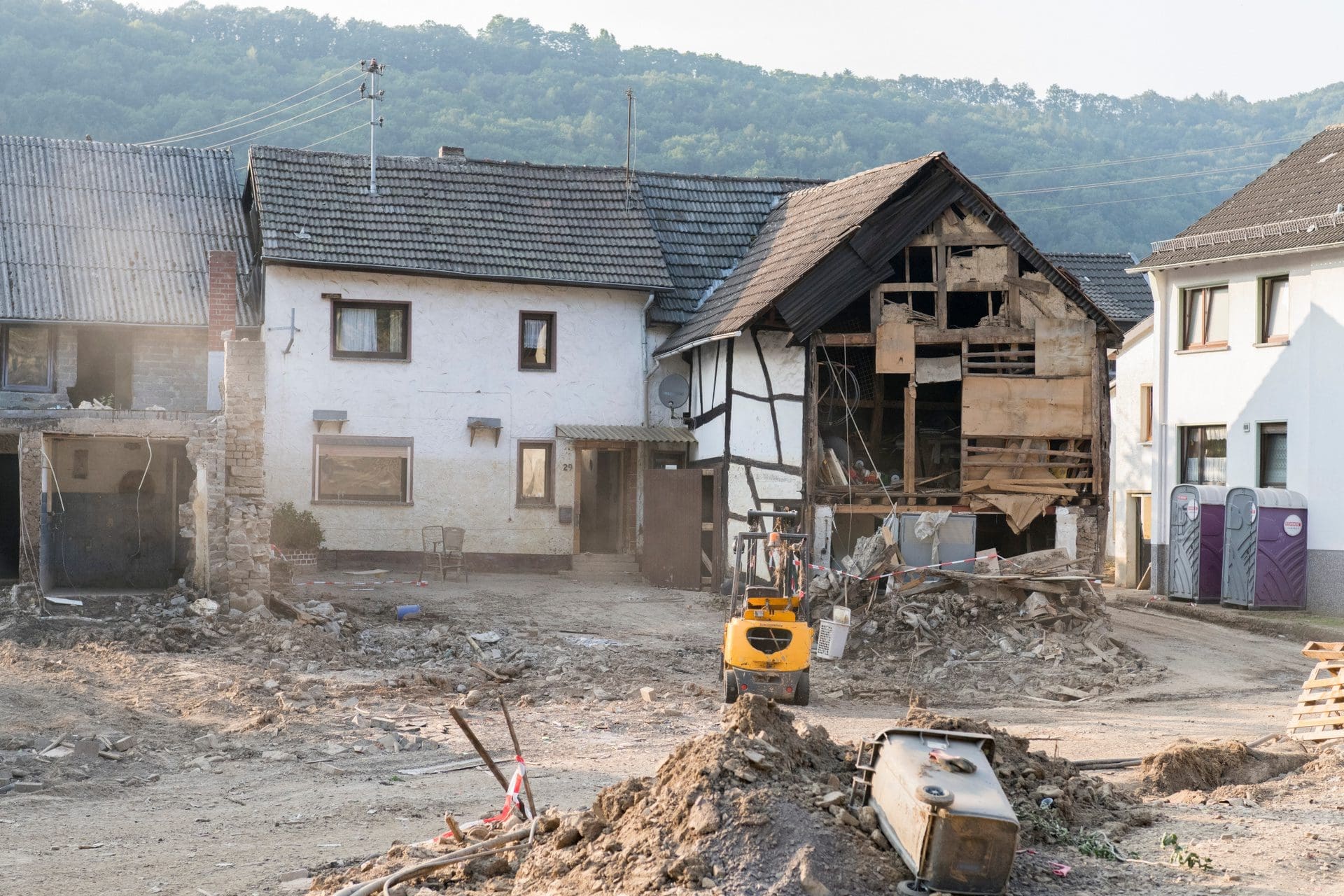 Zerstörung nach Hochwasser | Wer zahlt Flutschäden? An welche Versicherung muss ich mich wenden? (© GordonGrand / stock.adobe.com)