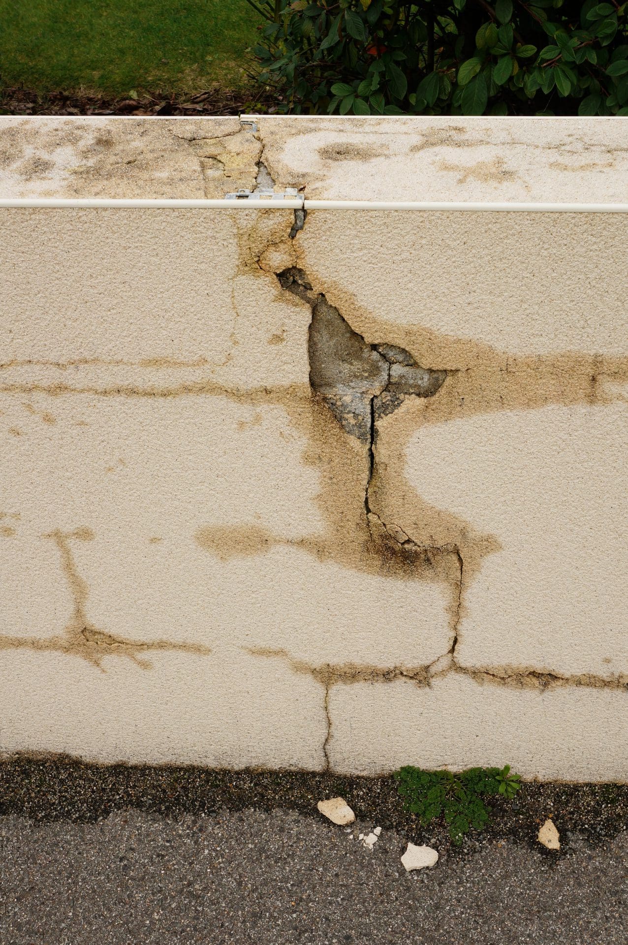 Frostschaden an Mauerwerk / Mauer mit fehlenden Abdeckplatten (© Fotoschlick / stock.adobe.com)