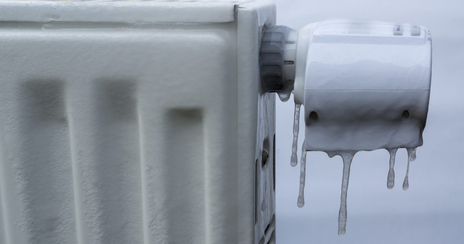 Wer Frostschäden bei der Versicherung geltend machen will, z.B. durch eingefrorene Heizung, der sollte in der Frostperiode besser nicht die Heizung im Haus komplett abgeschaltet haben, auch wenn man sich einige Wochen in die Skisaison verabschiedet hat... (© Gabort / stock.adobe.com) Wer Frostschäden bei der Versicherung geltend machen will, z.B. durch eingefrorene Heizung, der sollte in der Frostperiode besser nicht die Heizung im Haus komplett abgeschaltet haben, auch wenn man sich einige Wochen in die Skisaison verabschiedet hat... (© Gabort / stock.adobe.com)