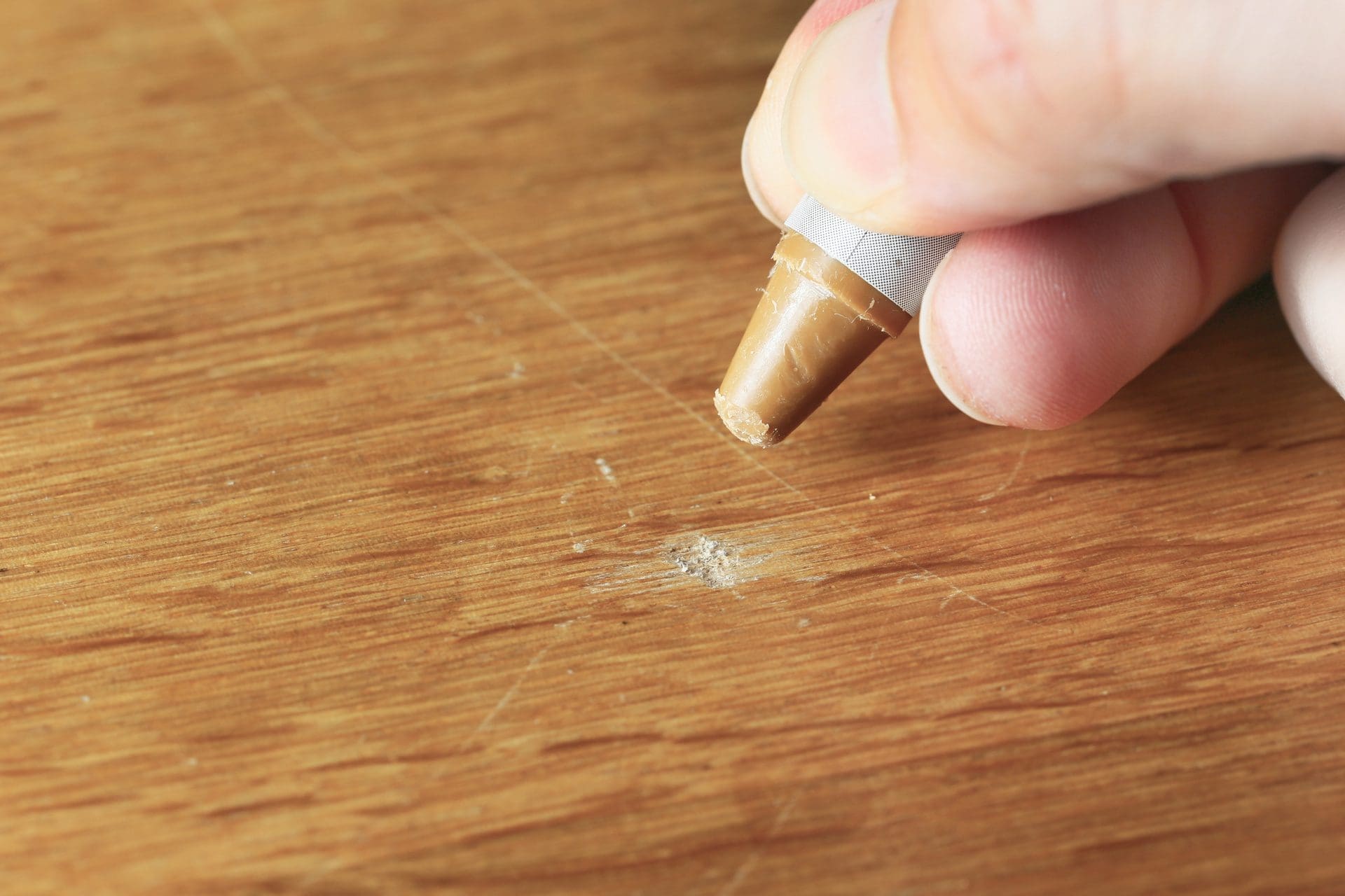 Kleinere Macken und Schäden in Parkett / Laminat lassen sich mitunter mit einem Wachs-Repairstift kaschieren. Bei größeren Schäden am Fußbodenbelag kann es sein, dass der Vermieter Schadenersatz verlangt und man seine private Haftpflichtversicherung in Anspruch nehmen muss (© Kelly Marken / stock.adobe.com)