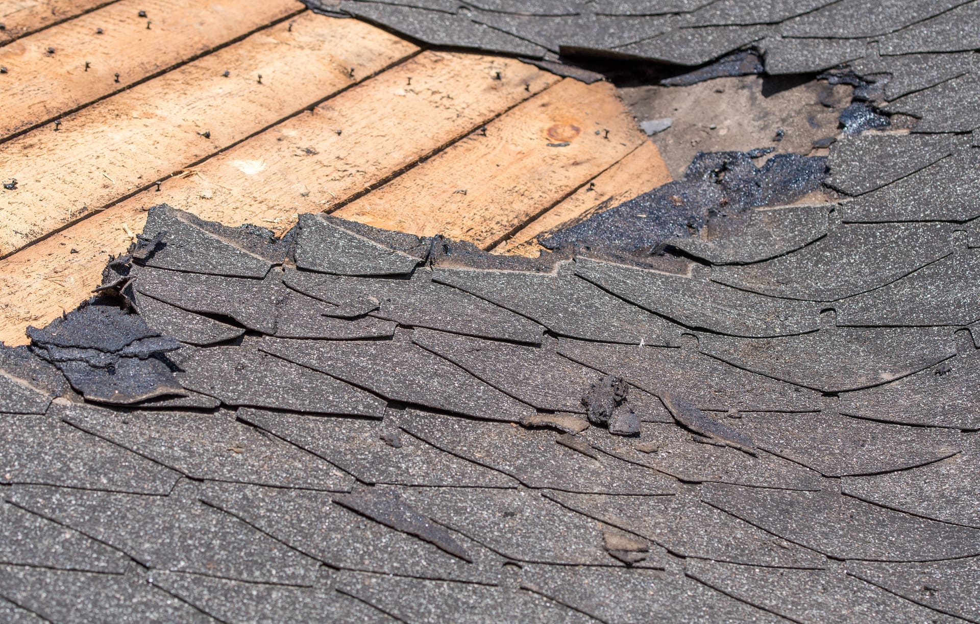 Garagendach erneuern | Bei so einer maroden Dacheindeckung sollte man das Dach der Garage vollständig sanieren (© mhp / stock.adobe.com)