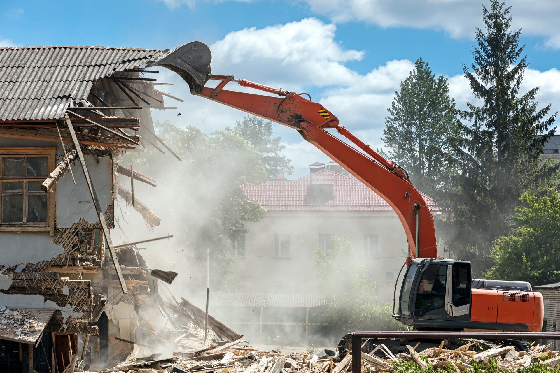 Gebäudeabriss nach Elementarschaden | Gerade nach Elementarschäden wie etwa durch Hochwasser / Flut ist die Bausubstanz älterer Häuser derart ruiniert, dass ein Komplettabriss und Neubau für alle die beste Lösung ist - für Bewohner wie auch finanziell für die Versicherung (© Mr Twister / stock.adobe.com)