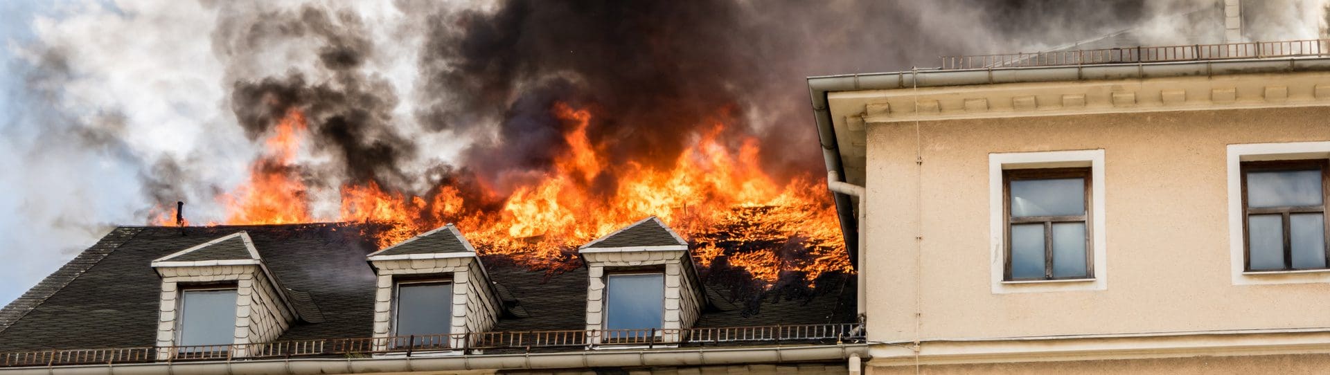 Gebäudebrand / Dachstuhlbrand: Was zahlt die Gebäudeversicherung / Gebäudebrandversicherung? (© Animaflora PicsStock / stock.adobe.com)