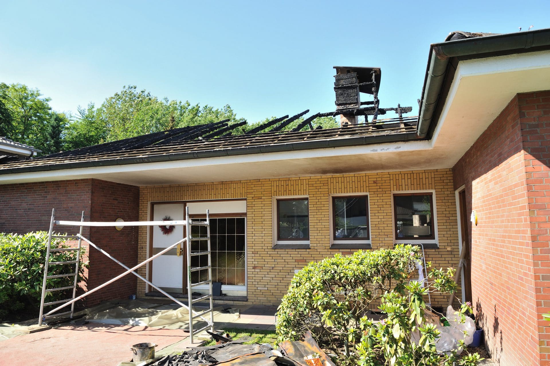 Gebäudesanierungen groß und klein: Hier wurde ein Gebäudesanierer nach einem Brandschaden gesucht, und das Haus anschließend energieeffizient modernisiert (© GordonGrand / stock.adobe.com)
