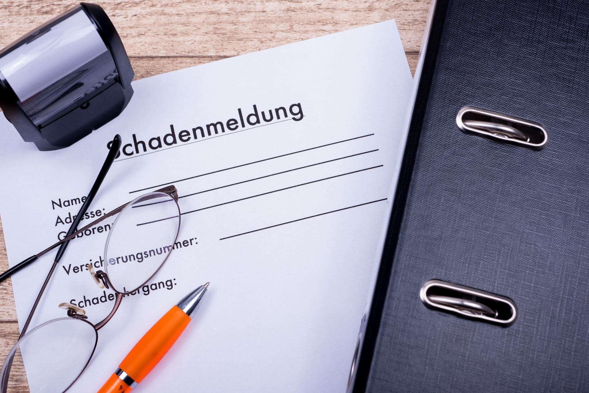 Formular Schadenmeldung | Bevor Sie Ihrer Wohngebäudeversicherung einen Schaden melden... (© Jürgen Hüls / stock.adobe.com)