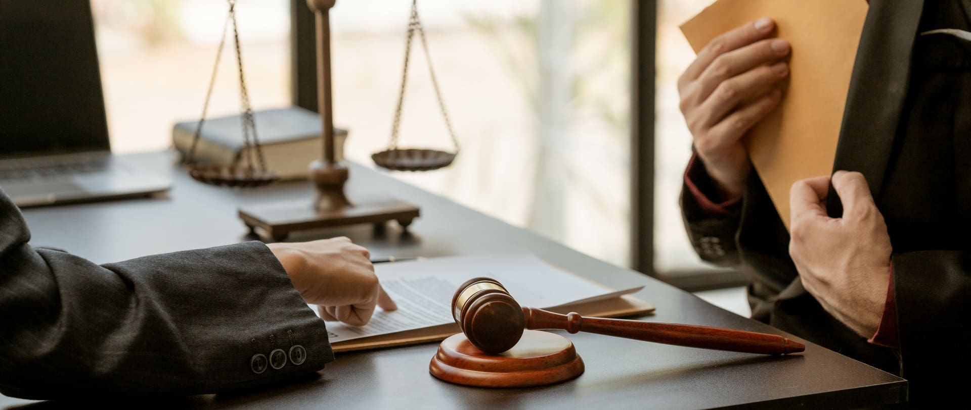 Gegnerische Versicherung zahlt nicht trotz Anwalt - Klage? (© Kritdanai / stock.adobe.com) Gegnerische Versicherung zahlt nicht trotz Anwalt - Klage? (© Kritdanai / stock.adobe.com)