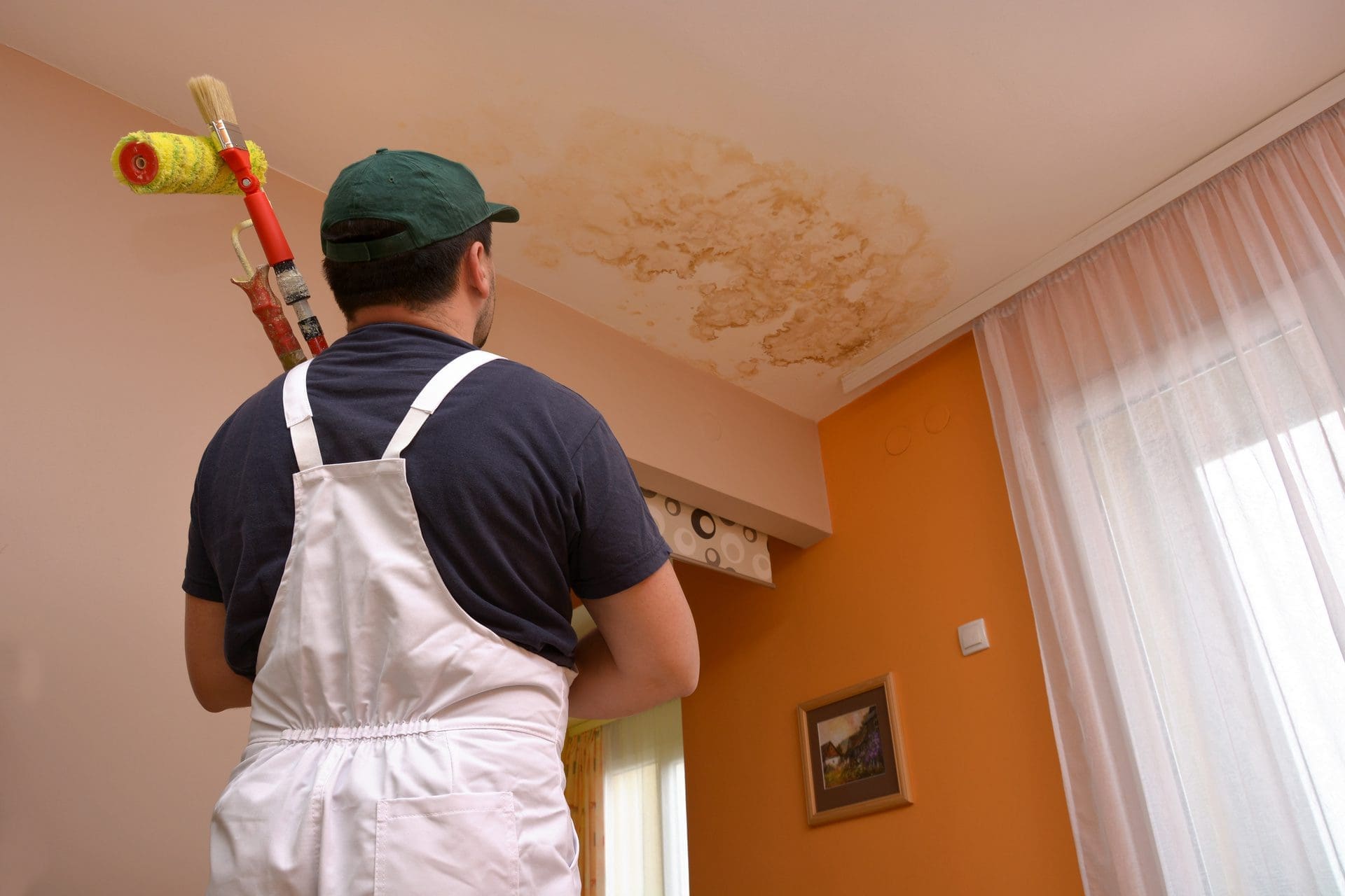 Gelbe Stockflecken entfernen von der Decke - einfach überstreichen?! (© aleksandar29 / stock.adobe.com)