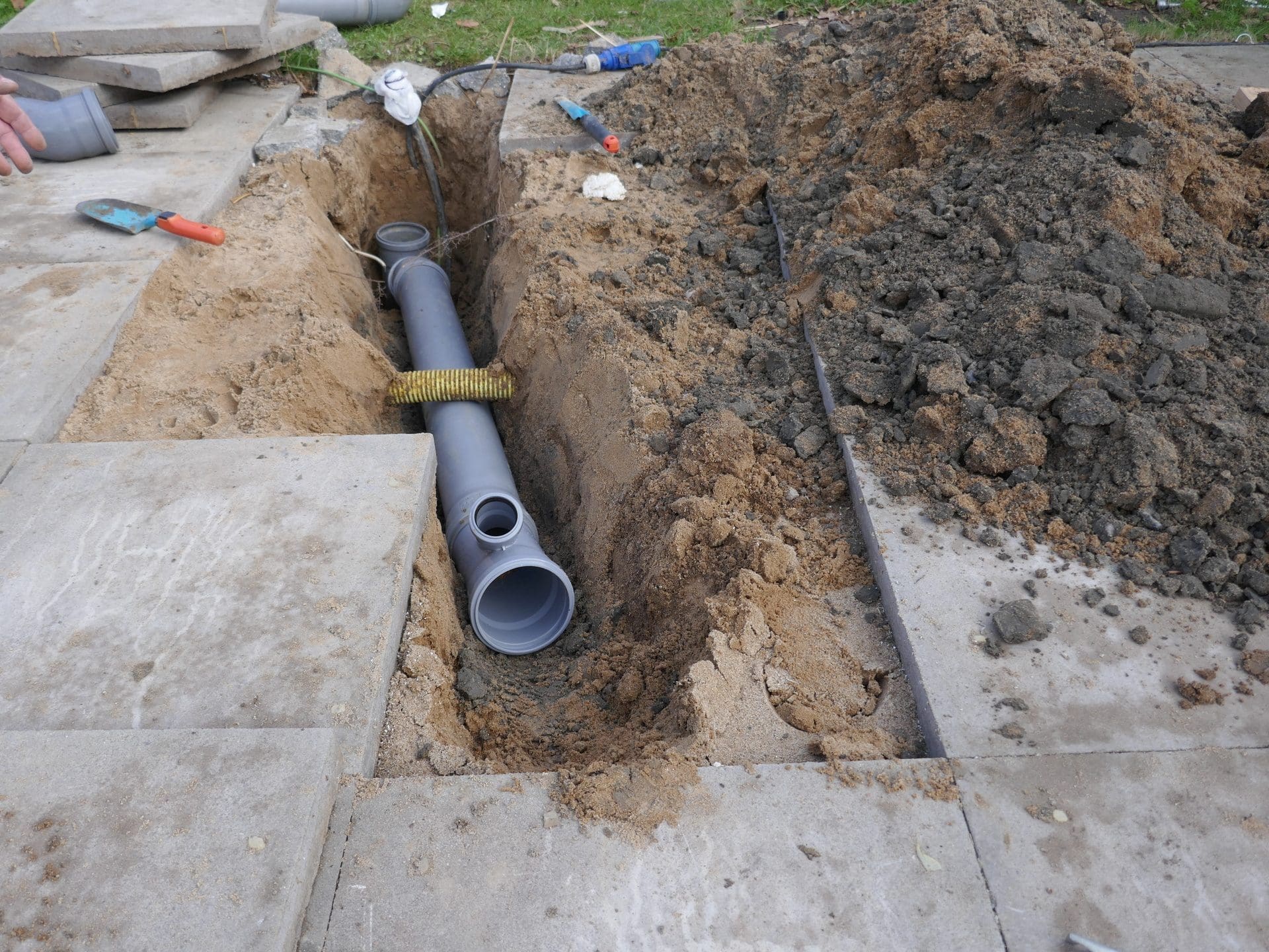 Nicht immer lassen sich grabenlose Sanierungsverfahren für Trinkwasserleitungen und Abwasserleitungen nutzen (© anela47 / stock.adobe.com)