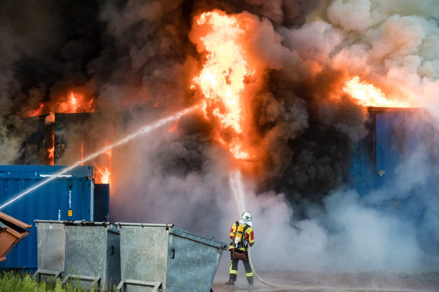 Großbrand eines Firmengebäudes | Das Ausmaß und der finanzielle Schaden solcher Gewerbebrände ist oft riesig. Um so wichtiger ist, dass der Schaden professionell reguliert wird. (© Beytekin Photography / stock.adobe.com)