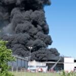 Großbrand im Industriegebiet (© Carola Vahldiek / stock.adobe.com)