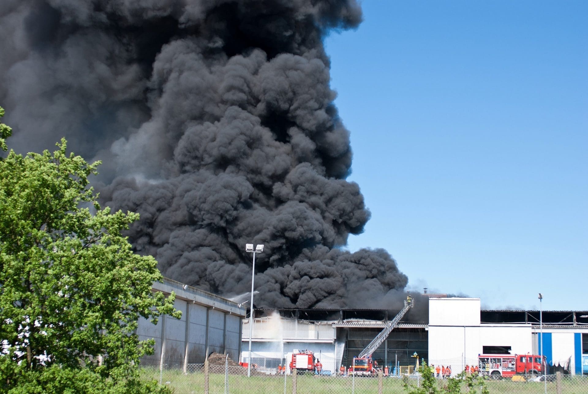 Großbrand im Industriegebiet (© Carola Vahldiek / stock.adobe.com)