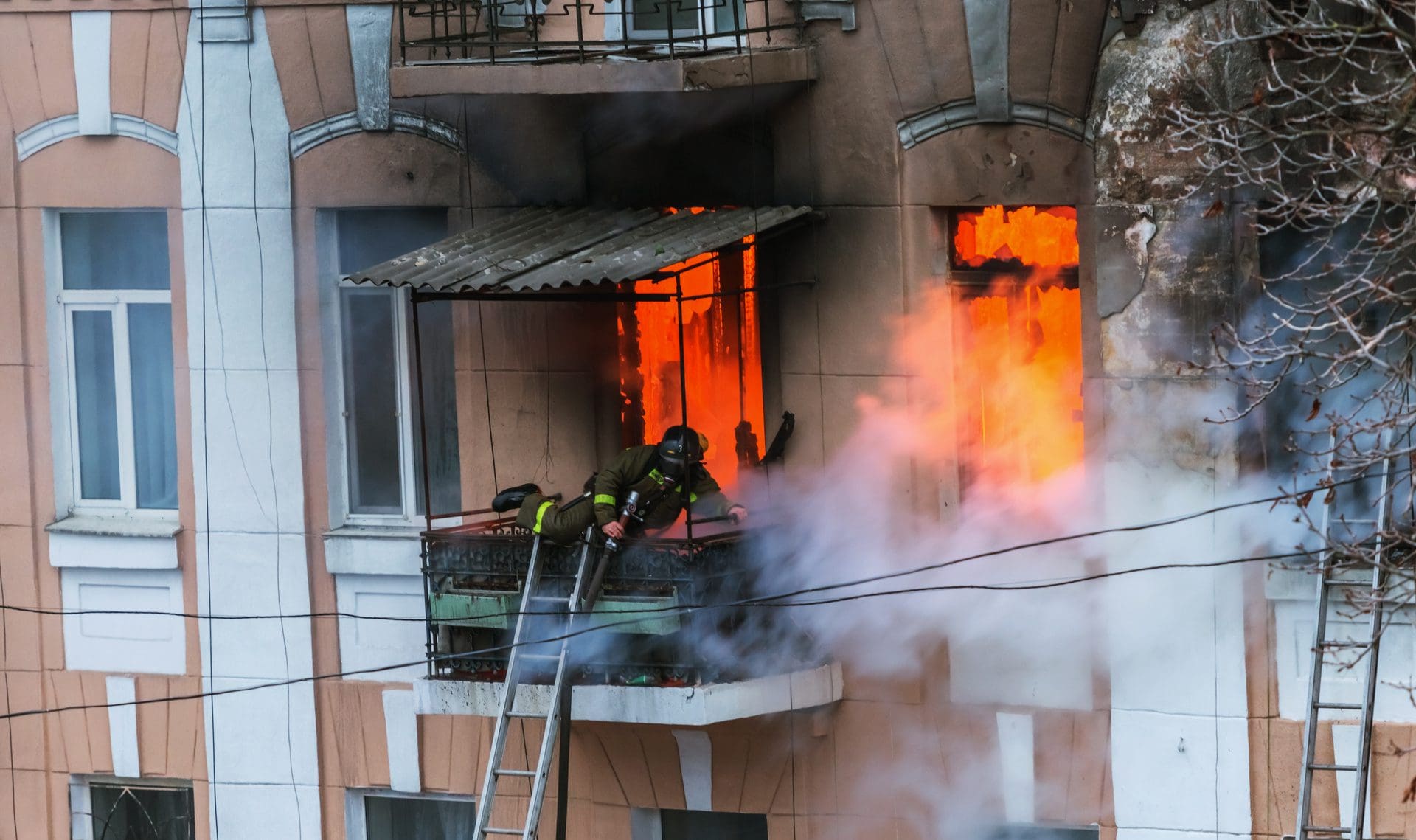 Durch Rauch, Rußpartikel und sonstige Brandrückstände entsteht nach einem Brand u.U. eine Gesundheitsgefährdung (© Aleksandr Lesik / stock.adobe.com)