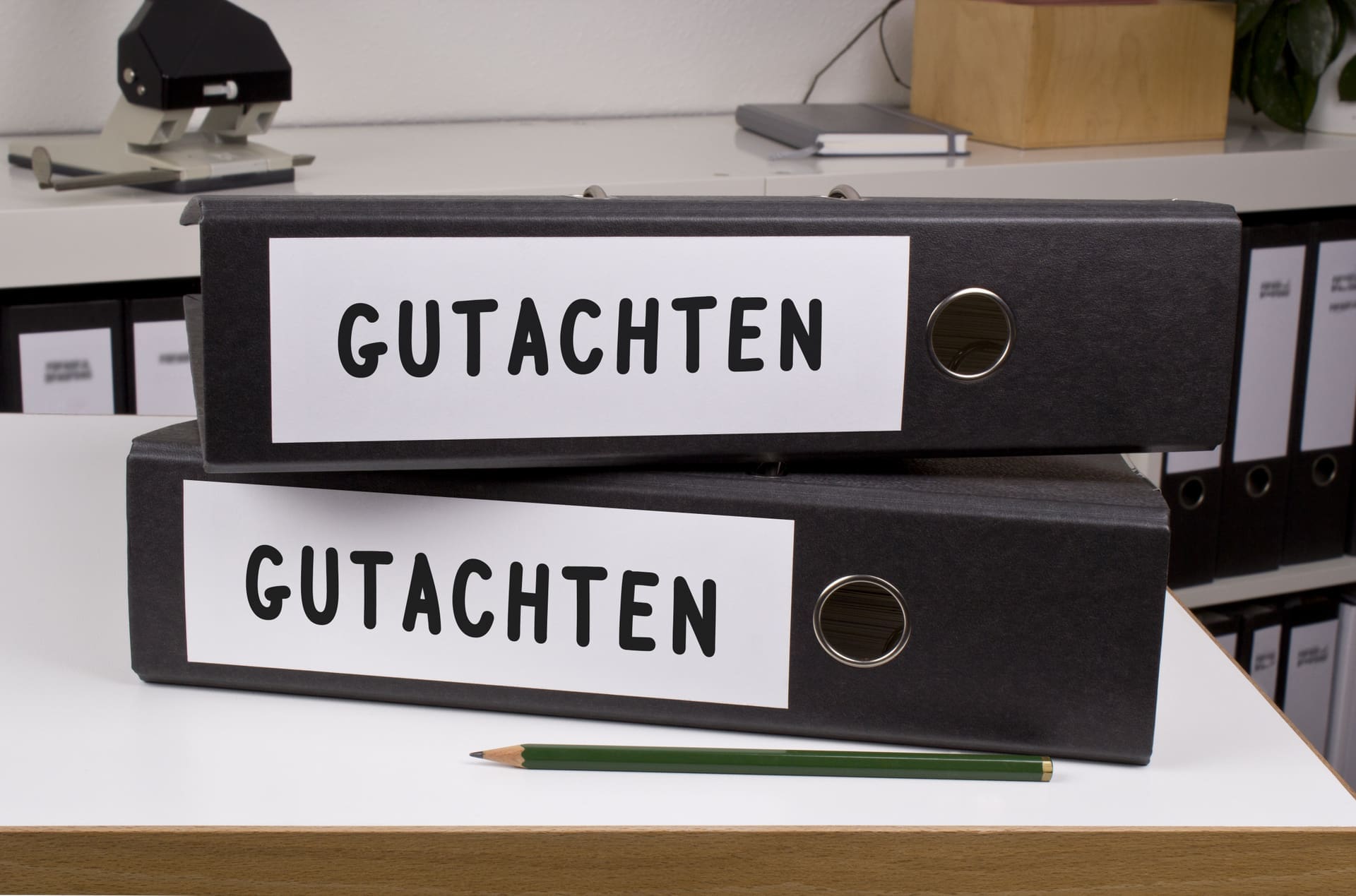 Steht Gutachten gegen Gutachten? Ein Fachanwalt und das sogenannte Sachverständigenverfahren klären den Fall. (© h_lunke / stock.adobe.com)