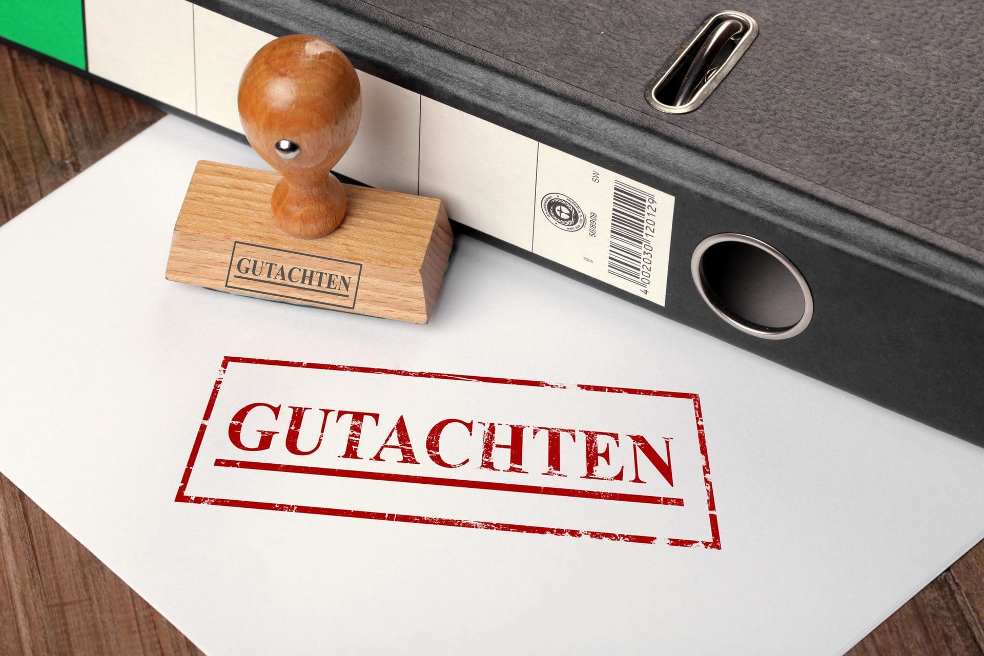 Gutachten über Hausratversicherung-Schaden | Mit einer professionellen Schadenwertermittlung durch einen Sachverständigen für Hausrat lässt sich die finanzielle Regulierung des Versicherungsschadens in der Regel recht zügig durchführen (© Coloures-Pic / stock.adobe.com)