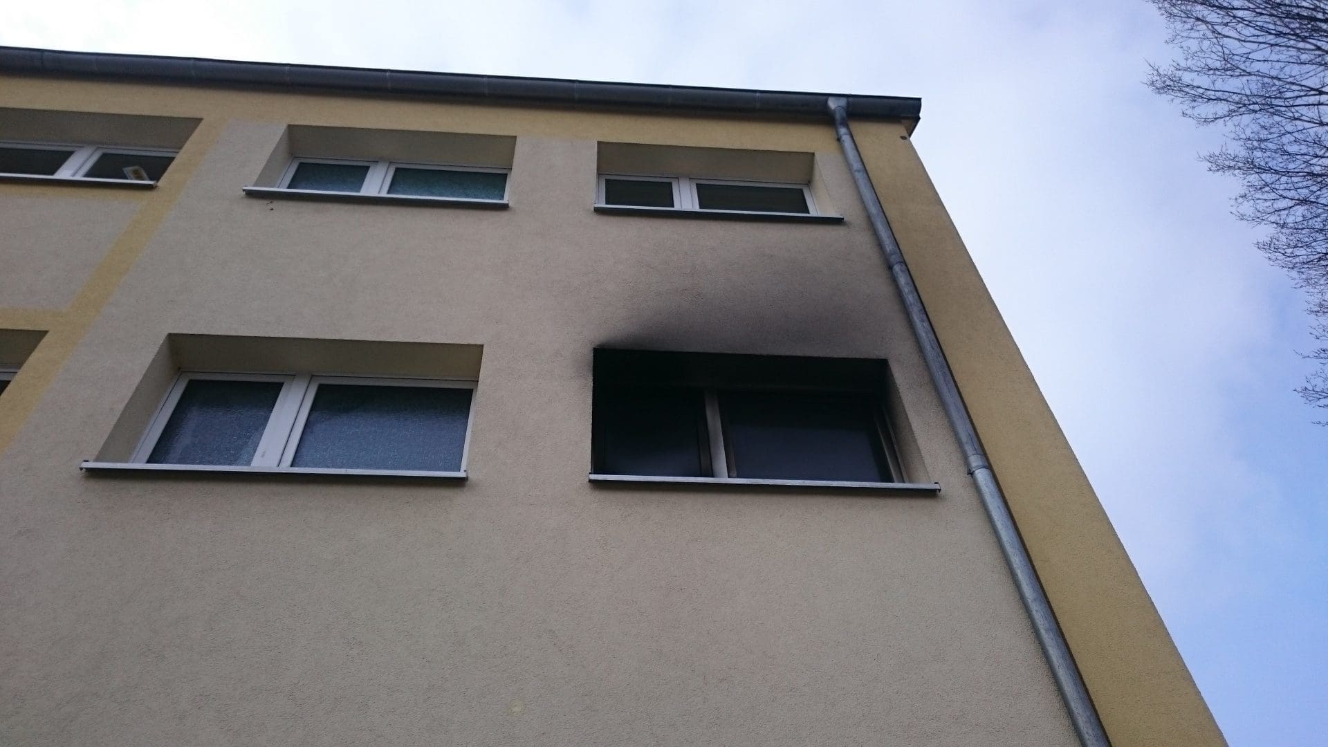 Nach den Lösch- und Sanierungsarbeiten wird durch ein Schadstoffgutachten geprüft, ob es (noch) gesundheitliche Beeinträchtigungen / Gefahren für die Bewohner des Mietshauses gibt - etwa durch Ruß und Rauch (© André Ehrhardt / stock.adobe.com) Nach den Lösch- und Sanierungsarbeiten wird durch ein Schadstoffgutachten geprüft, ob es (noch) gesundheitliche Beeinträchtigungen / Gefahren für die Bewohner des Mietshauses gibt - etwa durch Ruß und Rauch (© André Ehrhardt / stock.adobe.com)