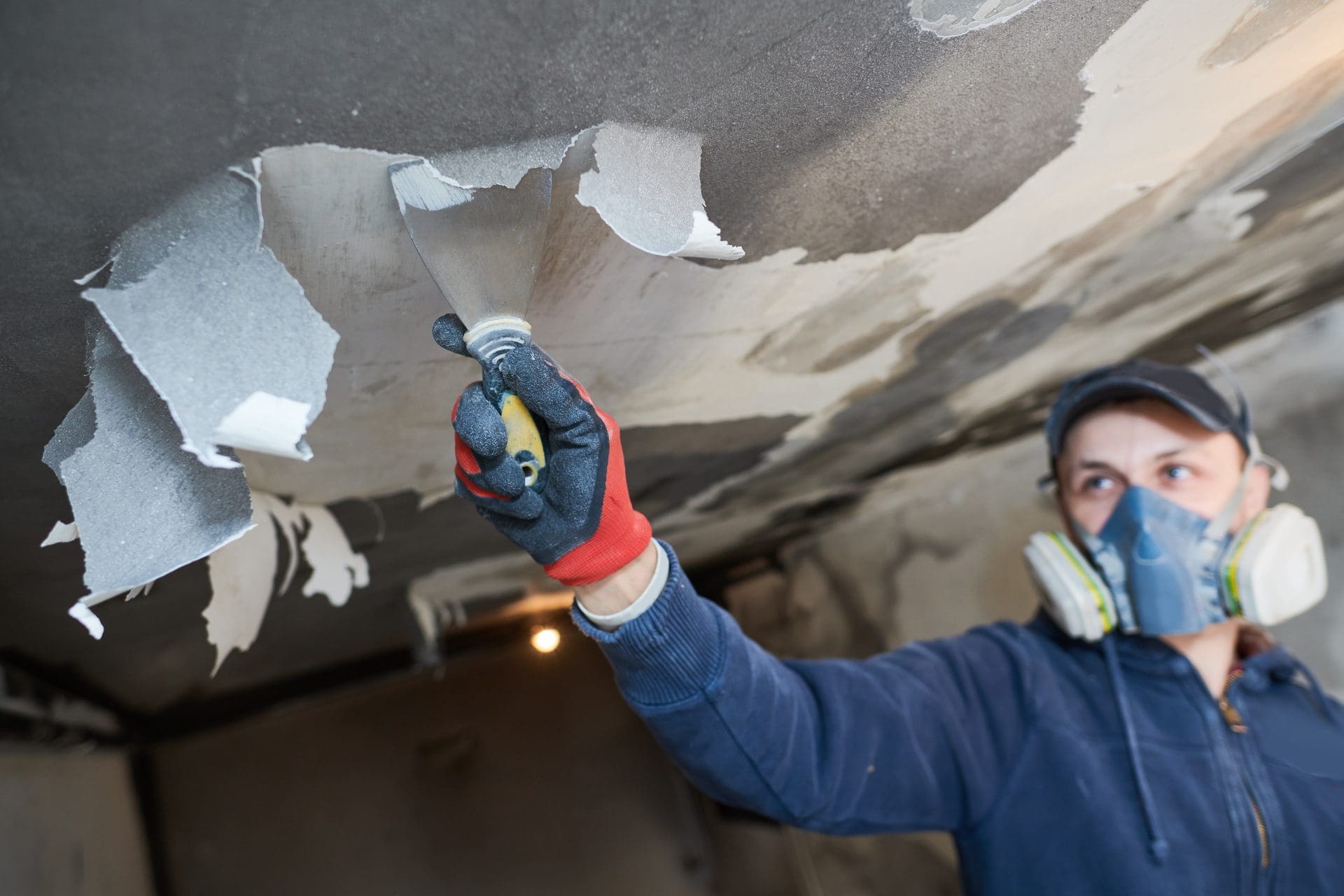 Bevor nach einem Brandschaden das Haus renoviert werden kann, müssen Brandrückstände (Ruß) entfernt und entsorgt werden. Die Vorarbeiten der Brandsanierung können in der Regel nur von spezialisierten Brandschadensanierern erledigt werden. Oftmals übernehmen diese aber den ganzen Prozess, bis die Haus-Renovierung vollständig erledigt ist. (© Kadmy / stock.adobe.com)