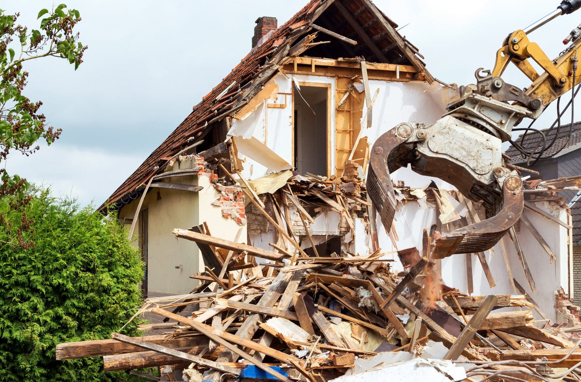 Hausabriss | Abbruch eines Einfamilienhauses nach Großschaden - Übernimmt die Versicherung die Abrisskosten? (© Gabriele Rohde / stock.adobe.com)