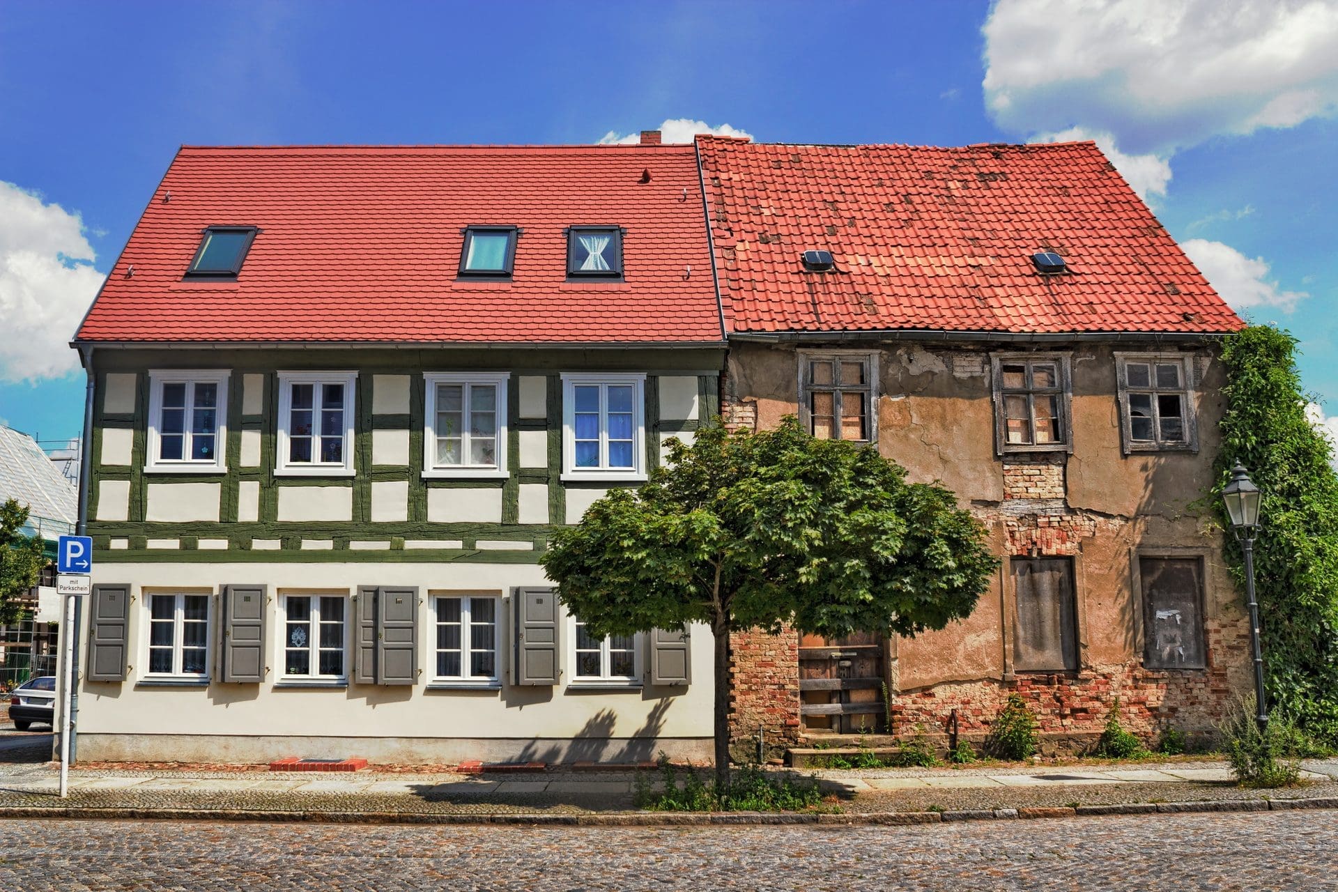 Hier wurde nach einem Brandschaden das alte Haus (bzw. die betroffene Hälfte) saniert. die Haussanierung Kosten waren so hoch, dass der Eigentümer der zweiten Hälfte das nicht mittragen wollte/konnte. (© ArTo / stock.adobe.com)