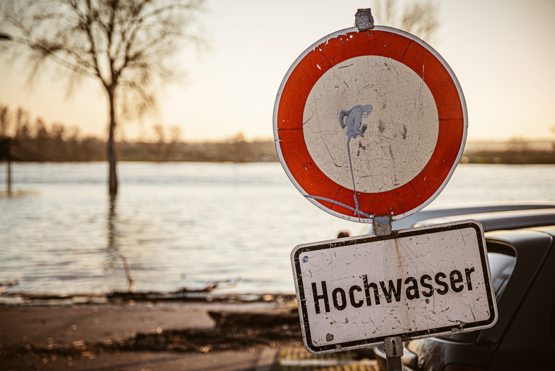 Hochwasser Anwalt | Mit einem Fachanwalt Schadenersatz für Hochwasserschäden bei der Versicherung durchsetzen! (© mpix-foto / stock.adobe.com)