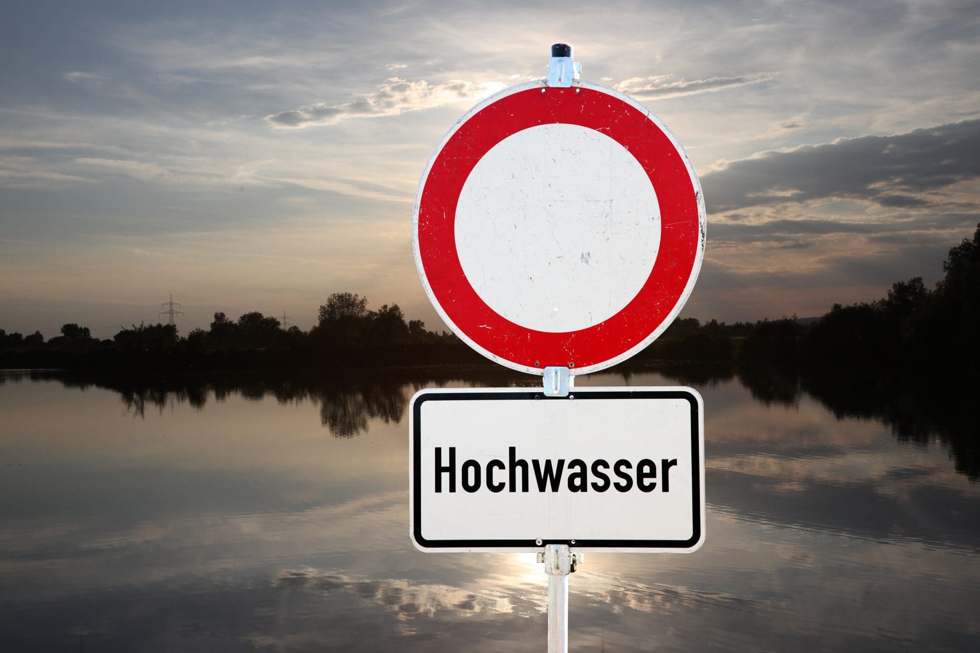 Hochwasser: Die Deutsche Schadenshilfe leistet Flutopferhilfe mit Gutachtern, Fachanwälten und Wasserschadensanierern (© Thaut Images / stock.adobe.com)