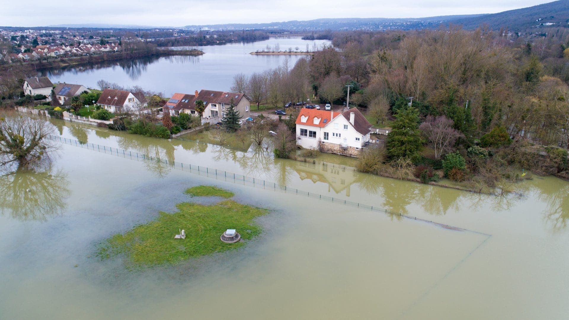 Hochwasser Gutachter | Nach Überflutungen und Hochwasserkatastrophen sind Sachverständige für Hochwasserschäden sehr gefragt... (© altitudedrone / stock.adobe.com)